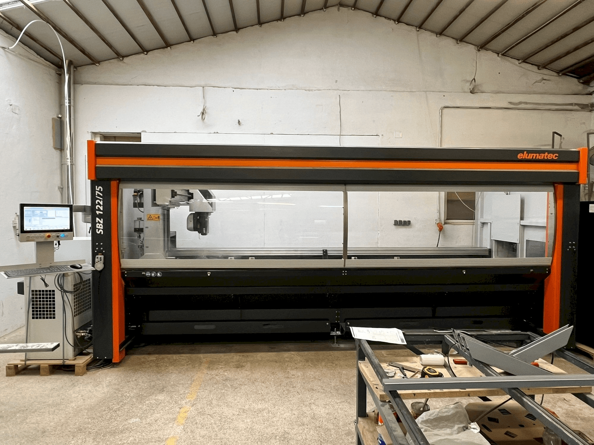 Vista frontale della macchina Elumatec SBZ 122/75