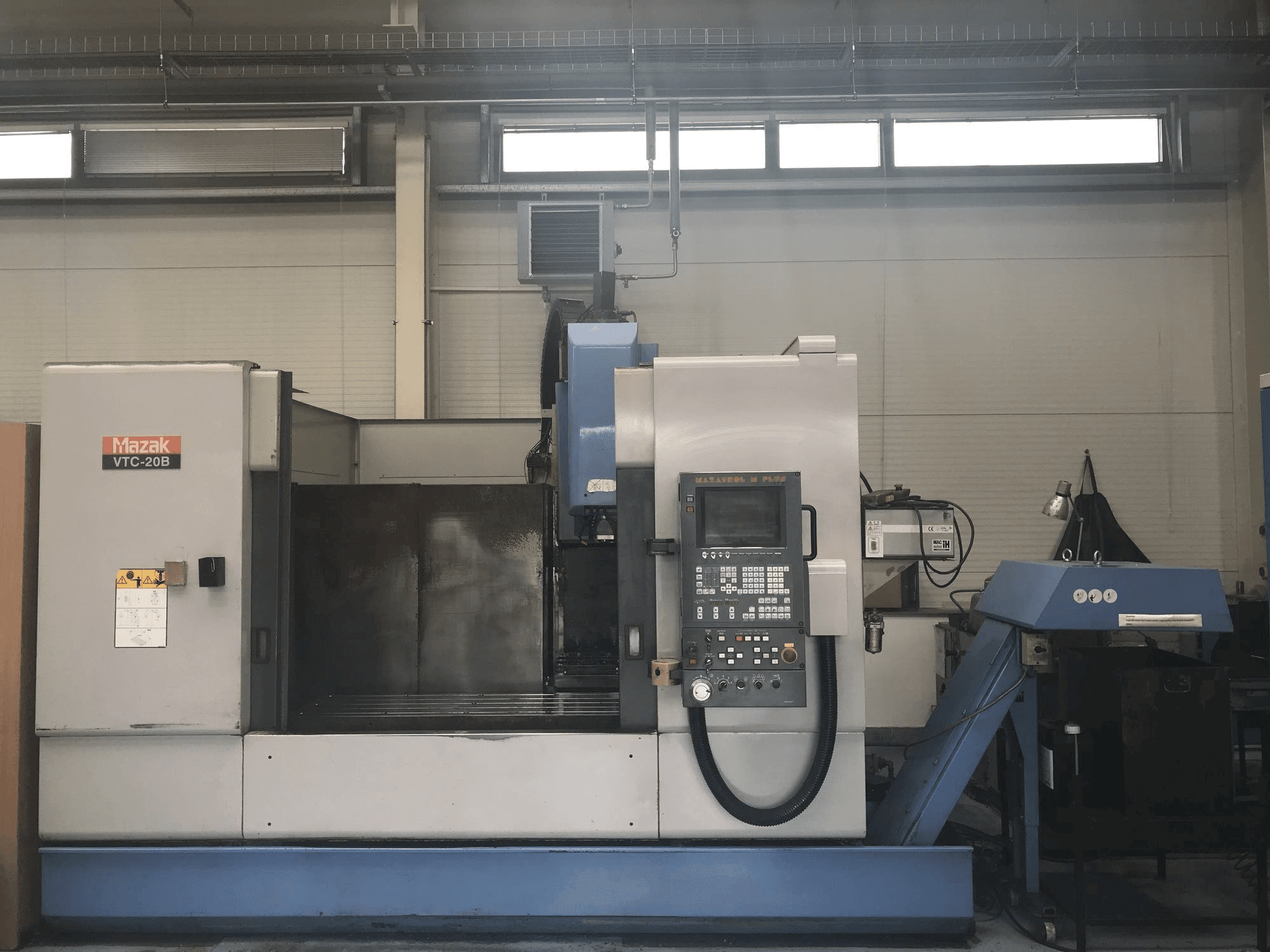 Vista frontale della macchina Mazak VTC-20B