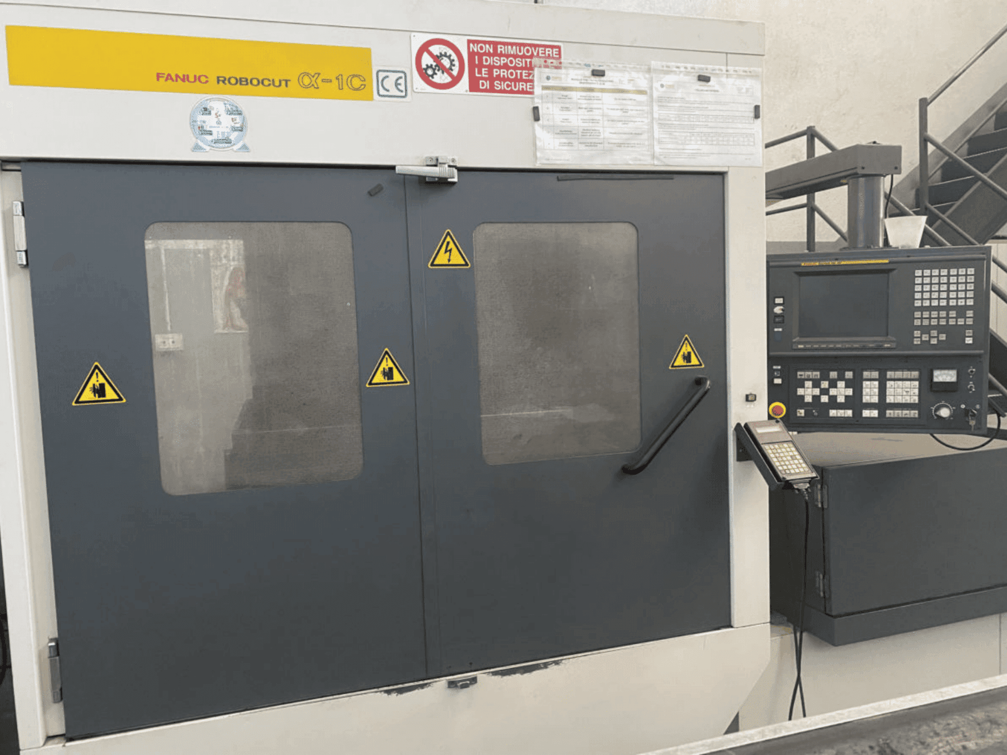 Vista frontale della macchina FANUC Robocut alpha-1C