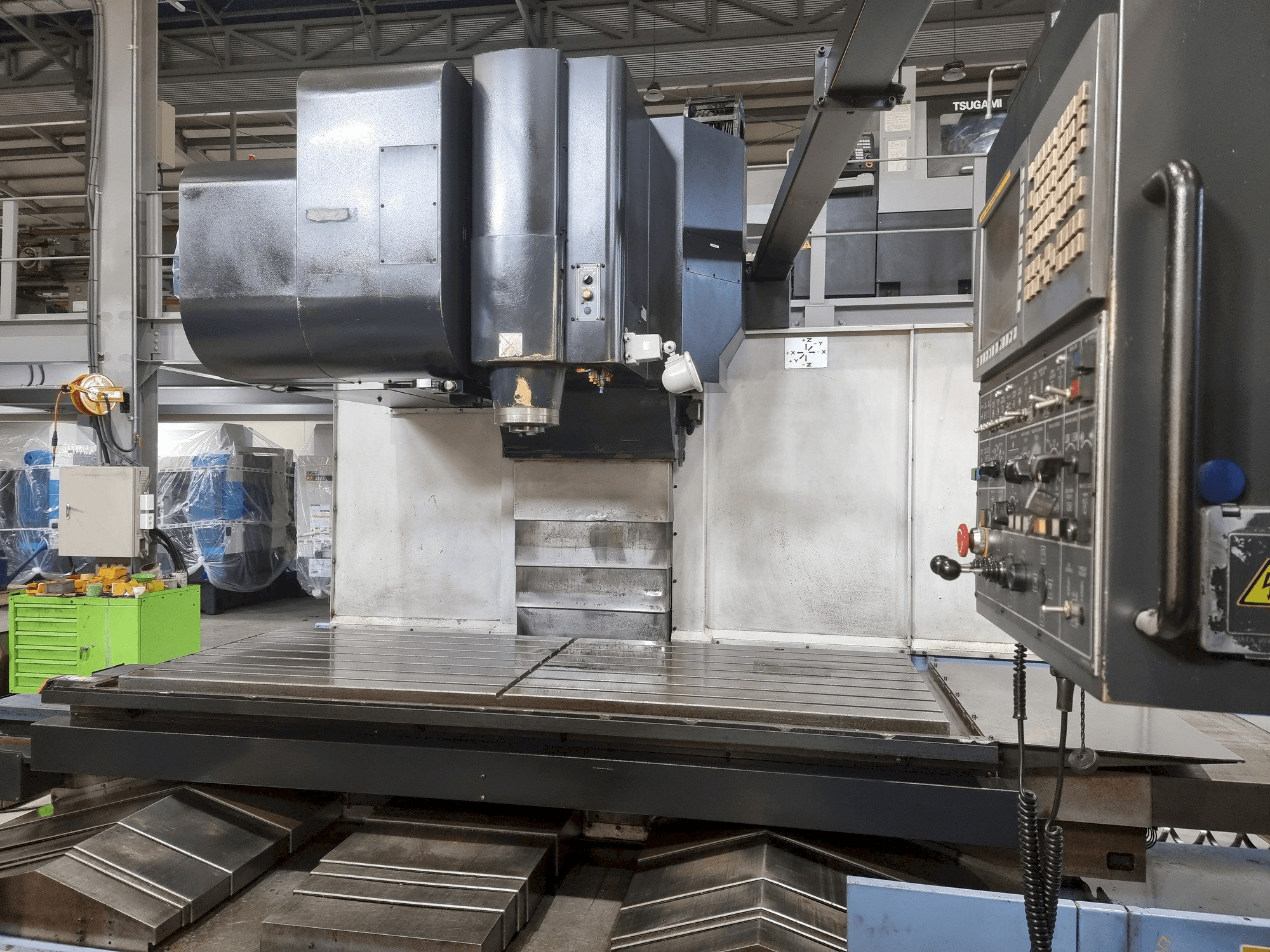 Vista frontale della macchina Doosan VM 960L