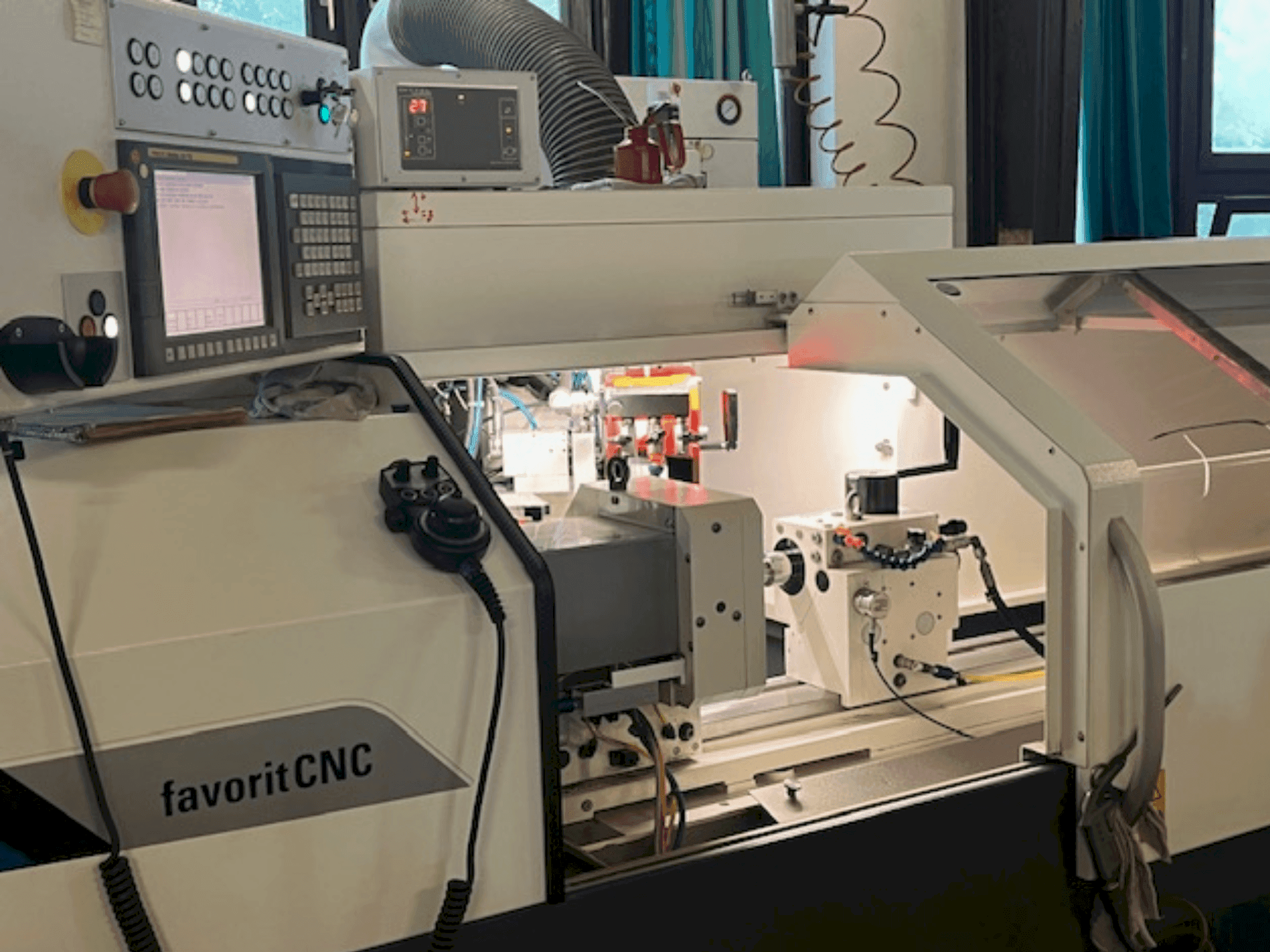Vista frontale della macchina STUDER favorit CNC