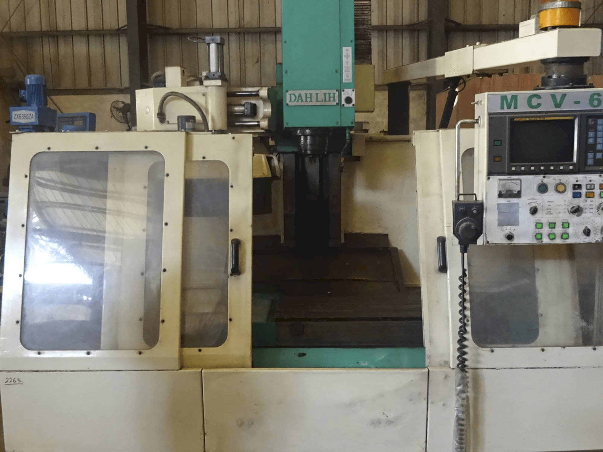 Vista frontale della macchina DAH LIH DL-MCV 610