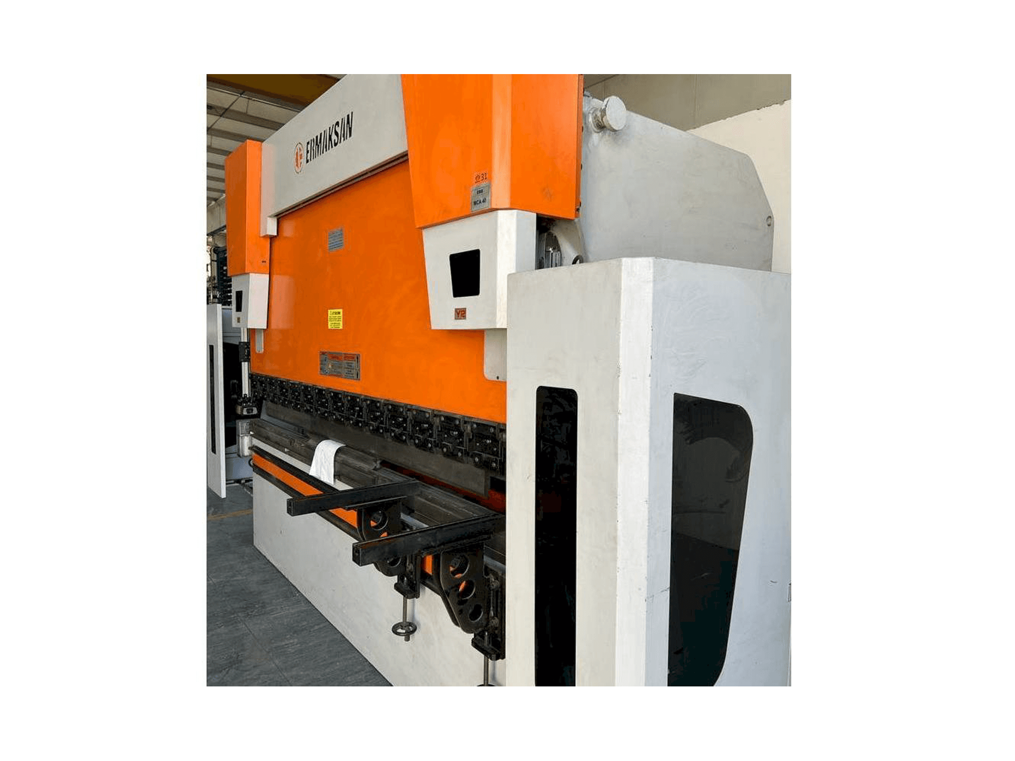 Vista frontale della macchina ERMAKSAN Speed Bend Pro 3100x175