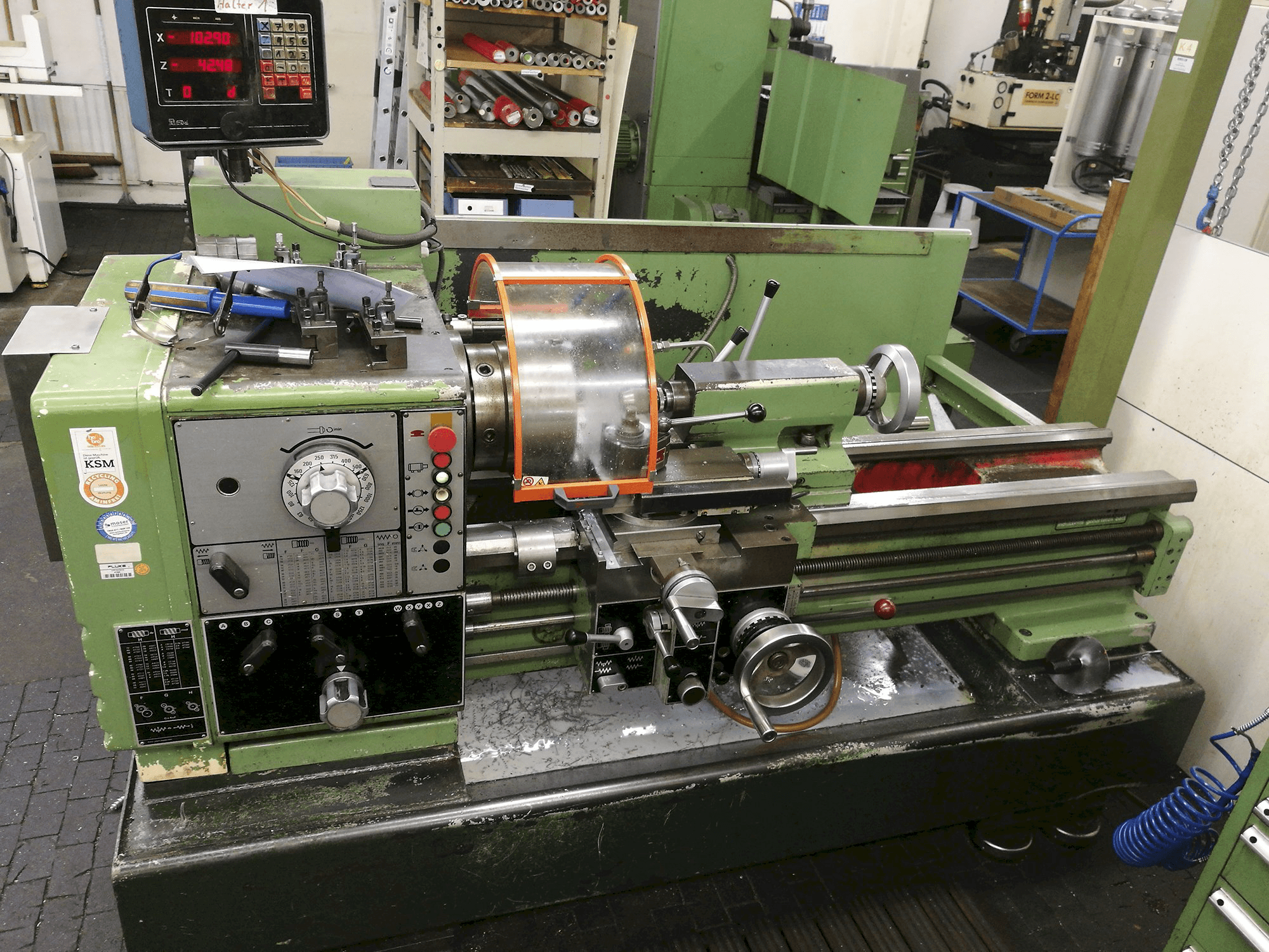 Vista frontale della macchina Harrison M400