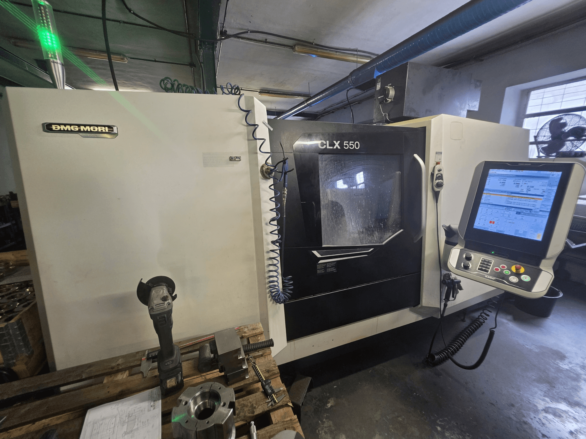 Tornio orizzontale DMG MORI CLX 550 V3, vista frontale che mostra il pannello di controllo, gli utensili da taglio e la struttura della macchina.