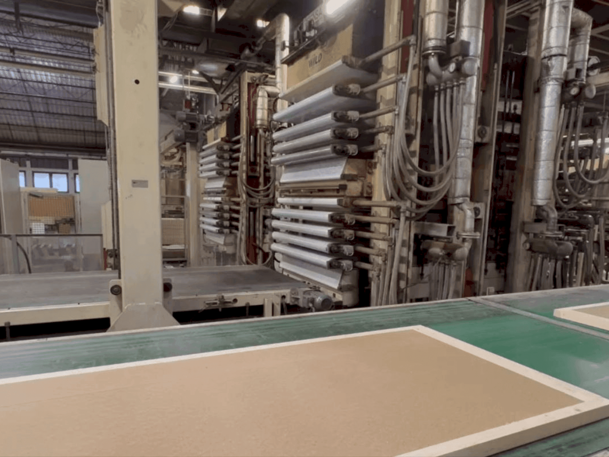 Vista frontale della macchina WILD Door leaf press line