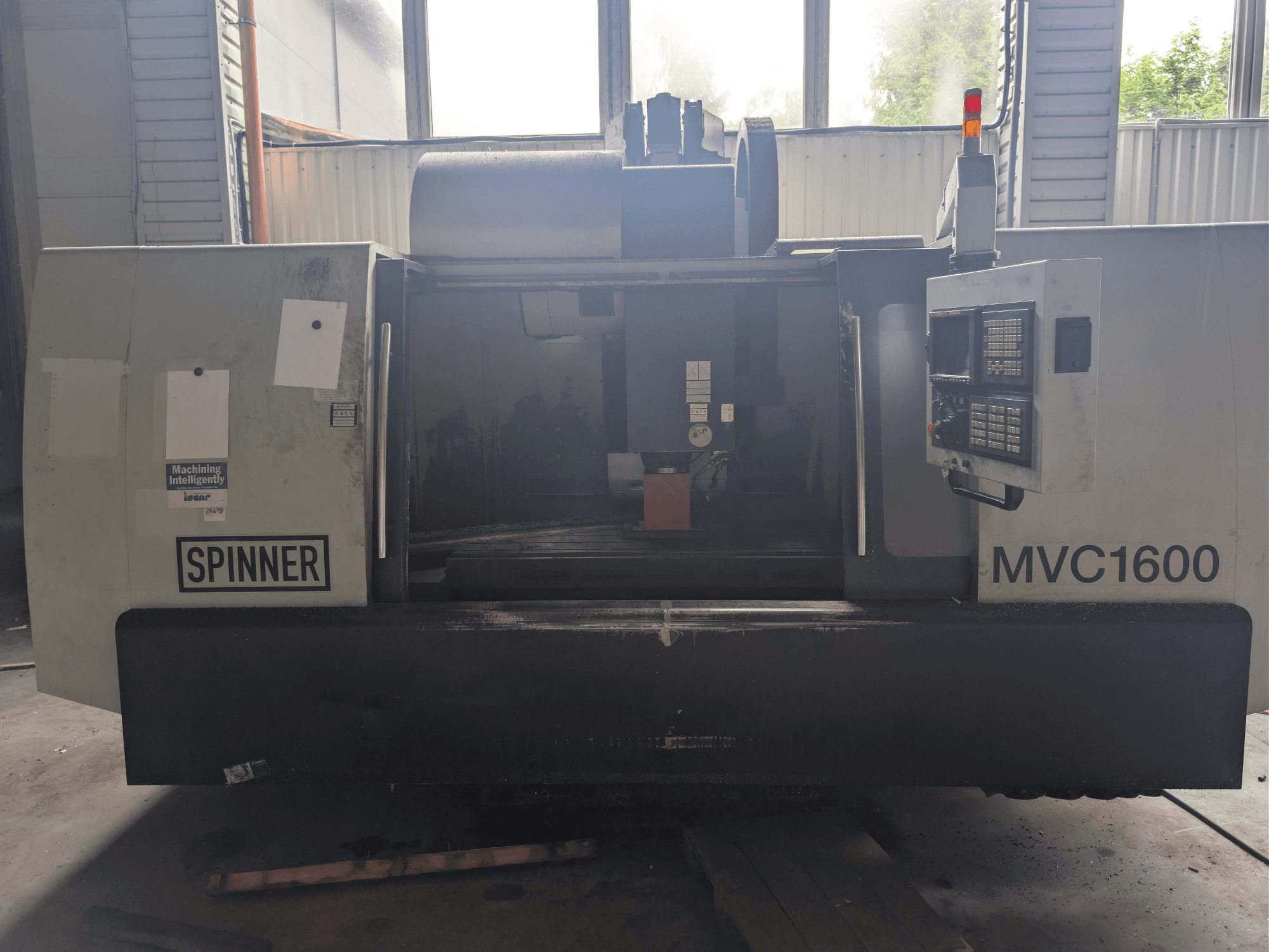 Centro di lavorazione verticale SPINNER MVC-1600, vista frontale, che mostra il pannello di controllo e l'area di lavorazione. Adatto alla lavorazione di precisione.