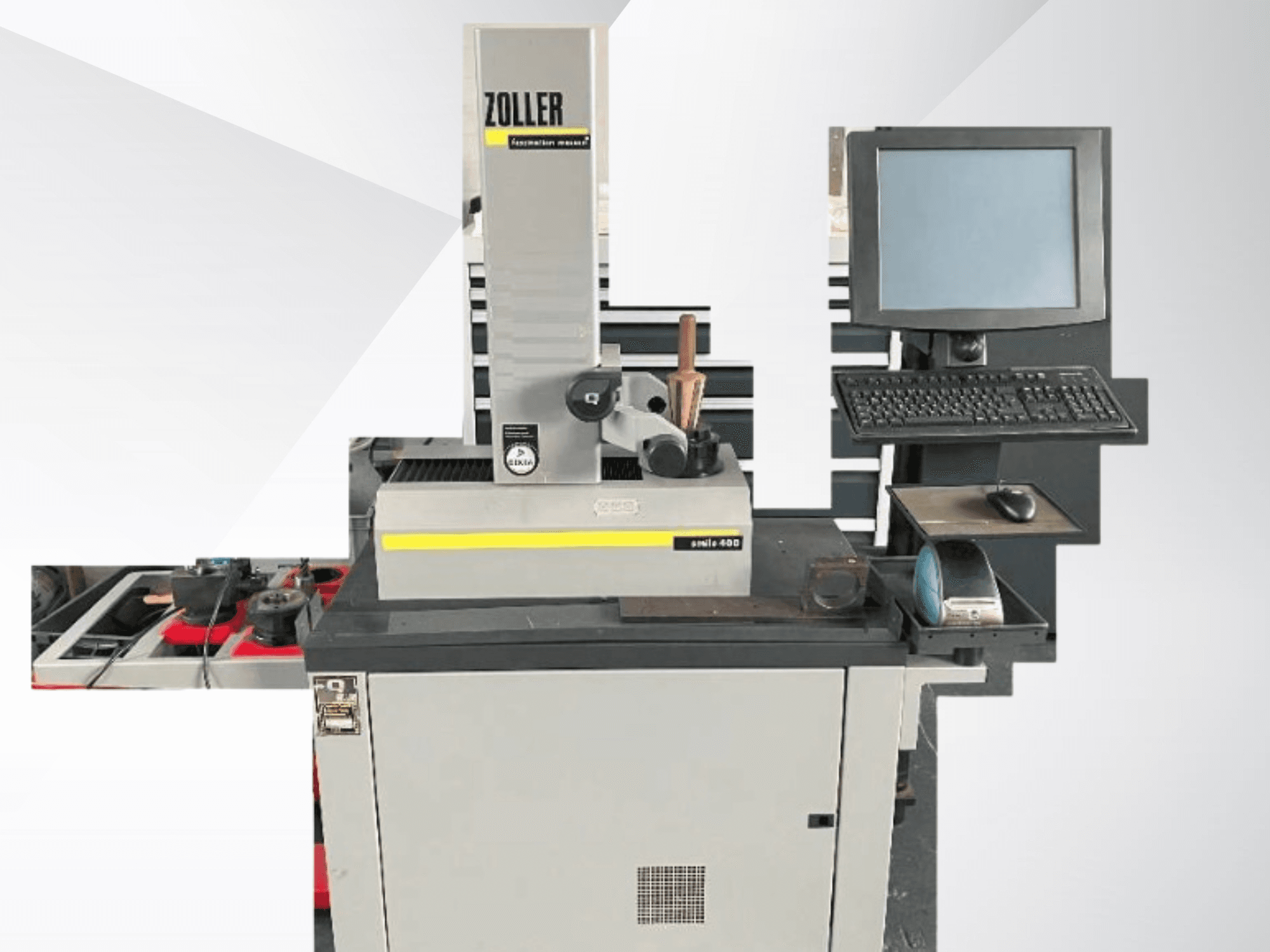 Macchina di misura ZOLLER con monitor, tastiera e strumenti; vista frontale con colore grigio e design moderno.