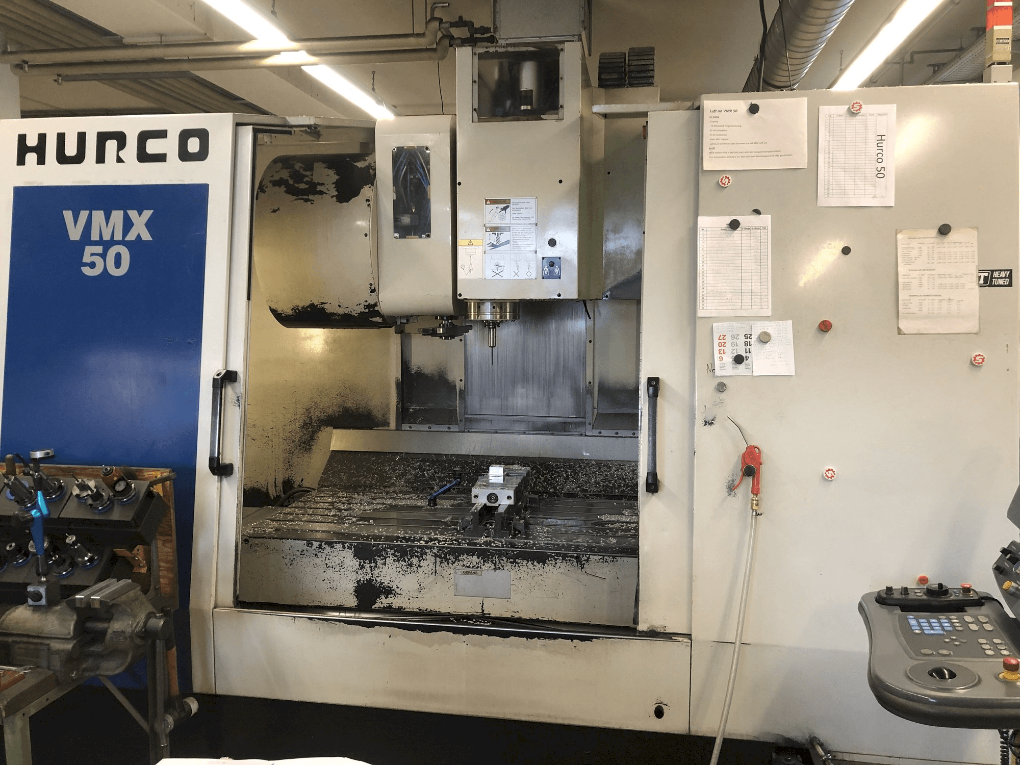 Vista frontale della macchina Hurco VMX 50
