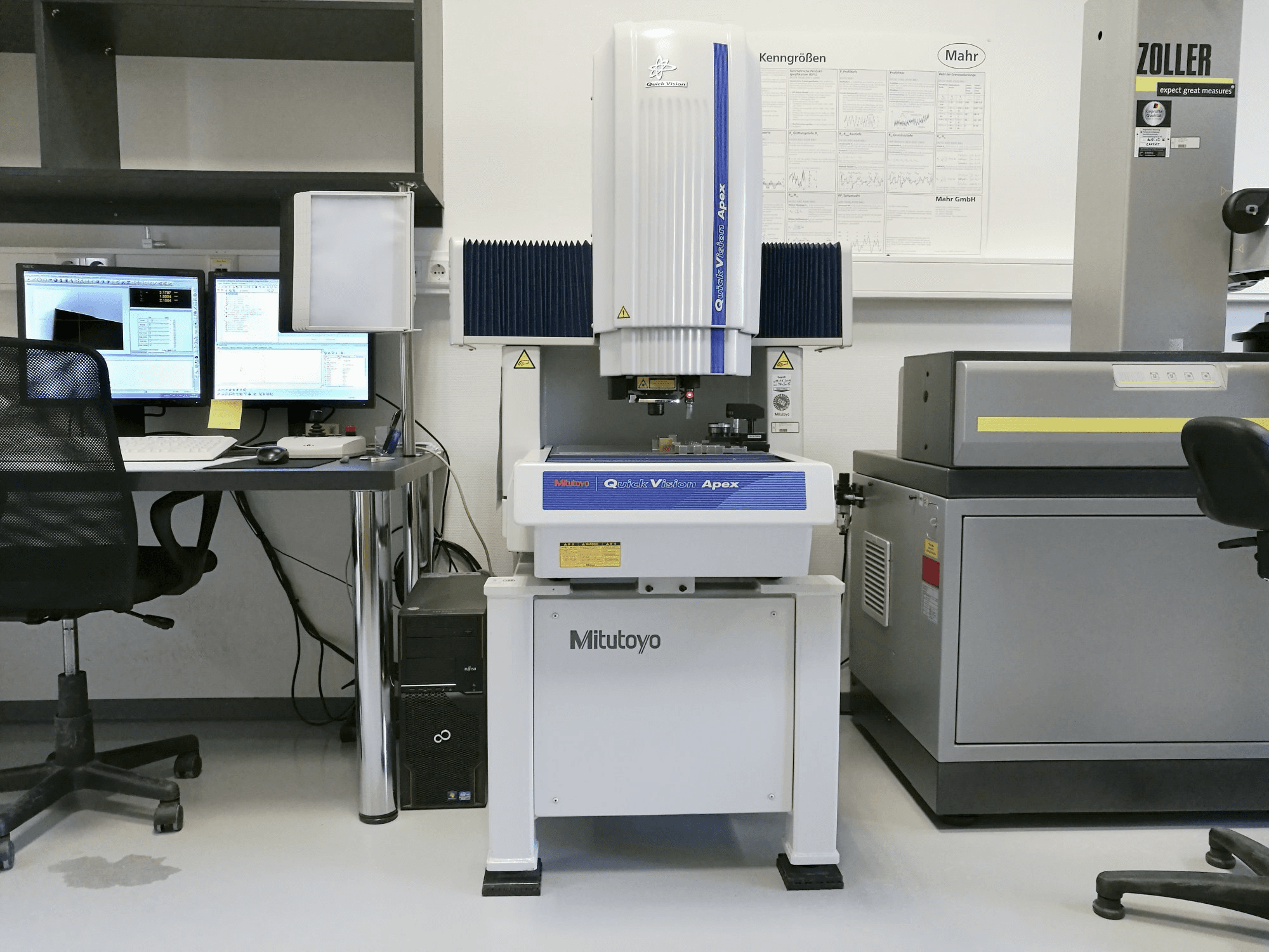 Vista frontale della macchina Mitutoyo QVT1-X302PIL-C