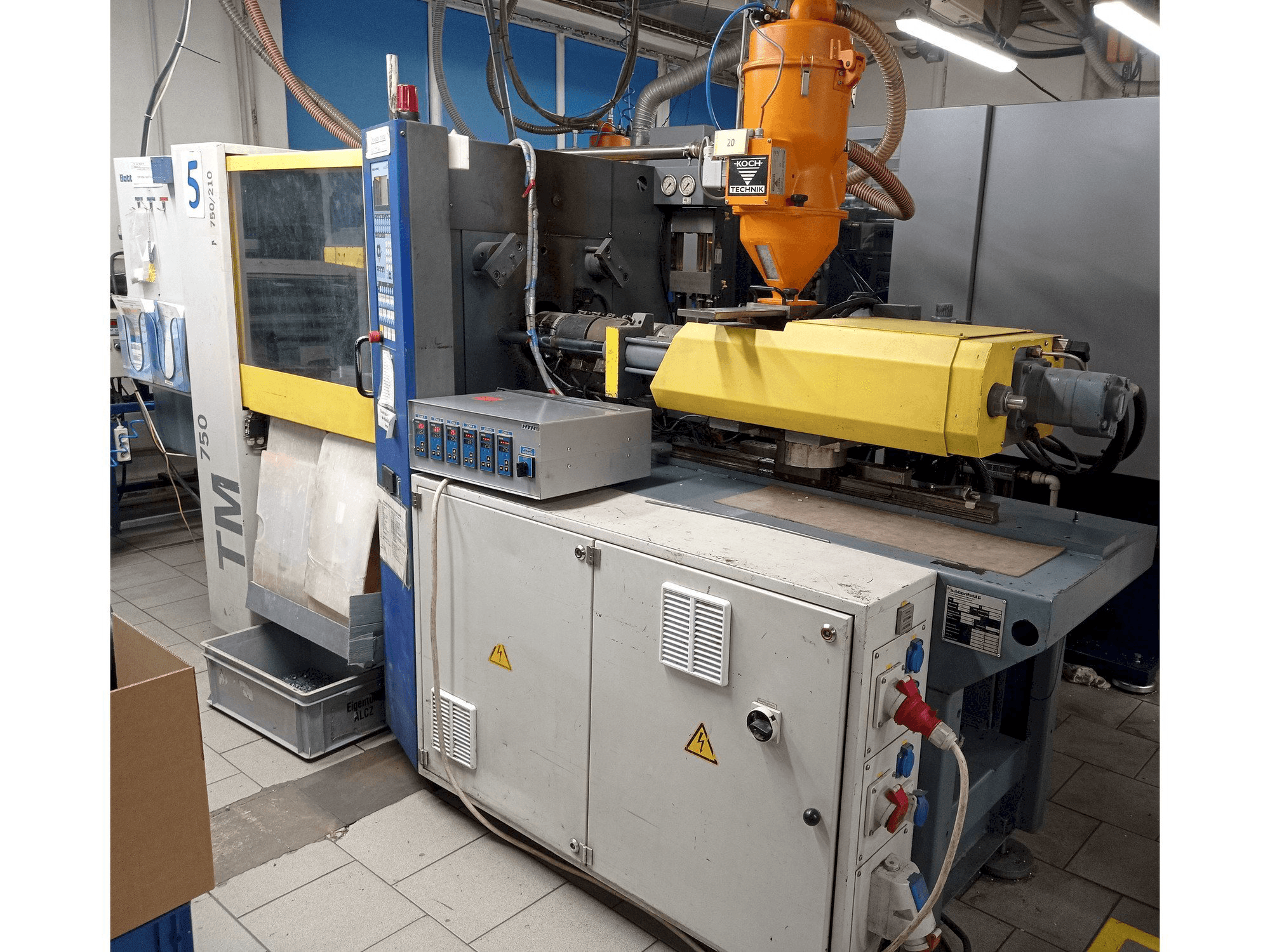 Vista frontale della macchina Battenfeld TM 750/210
