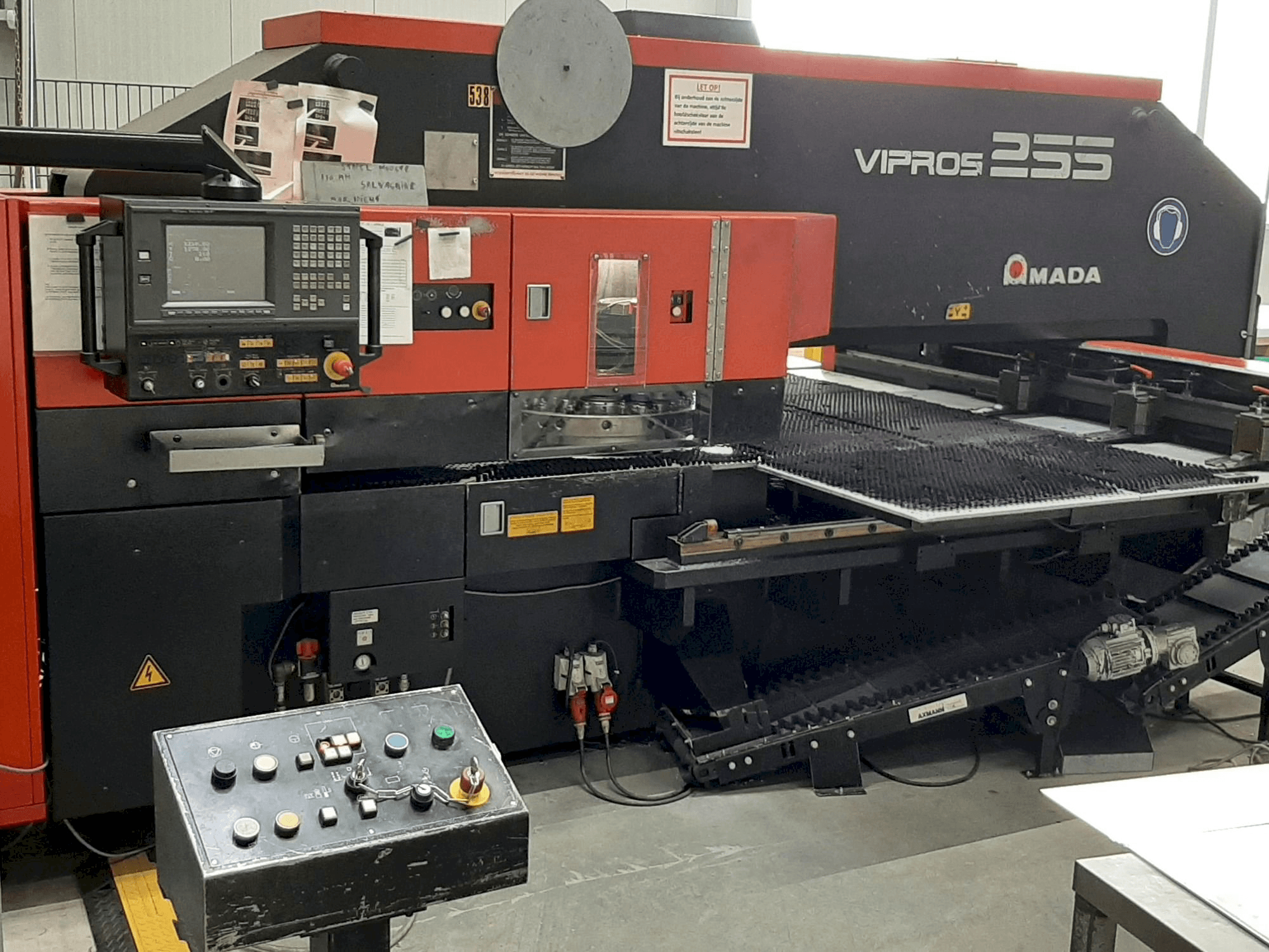 Vista frontale della macchina AMADA VIPROS 255