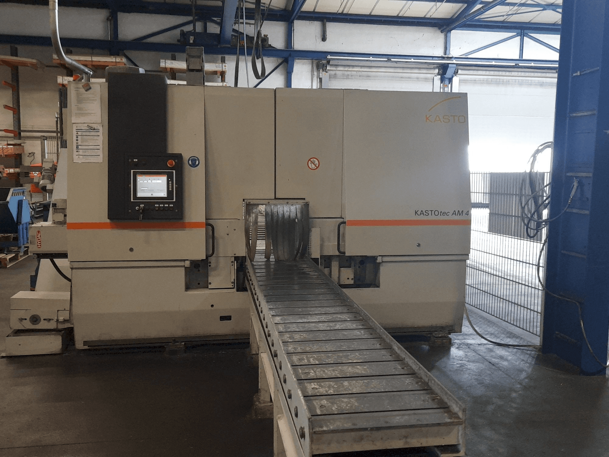 Vista frontale della macchina KASTO tec AM 4