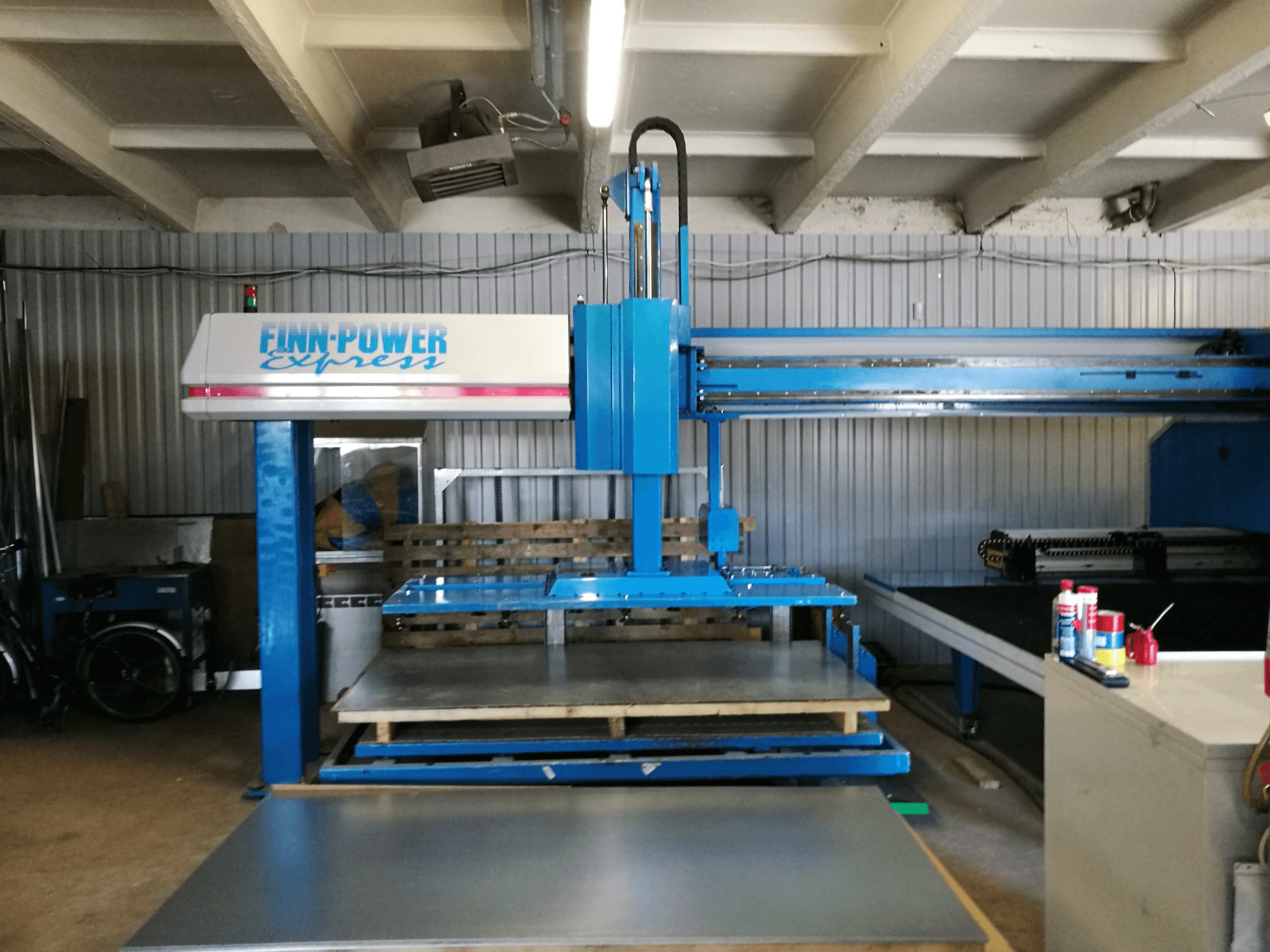 Vista frontale della macchina Finn-Power A5-20 SB