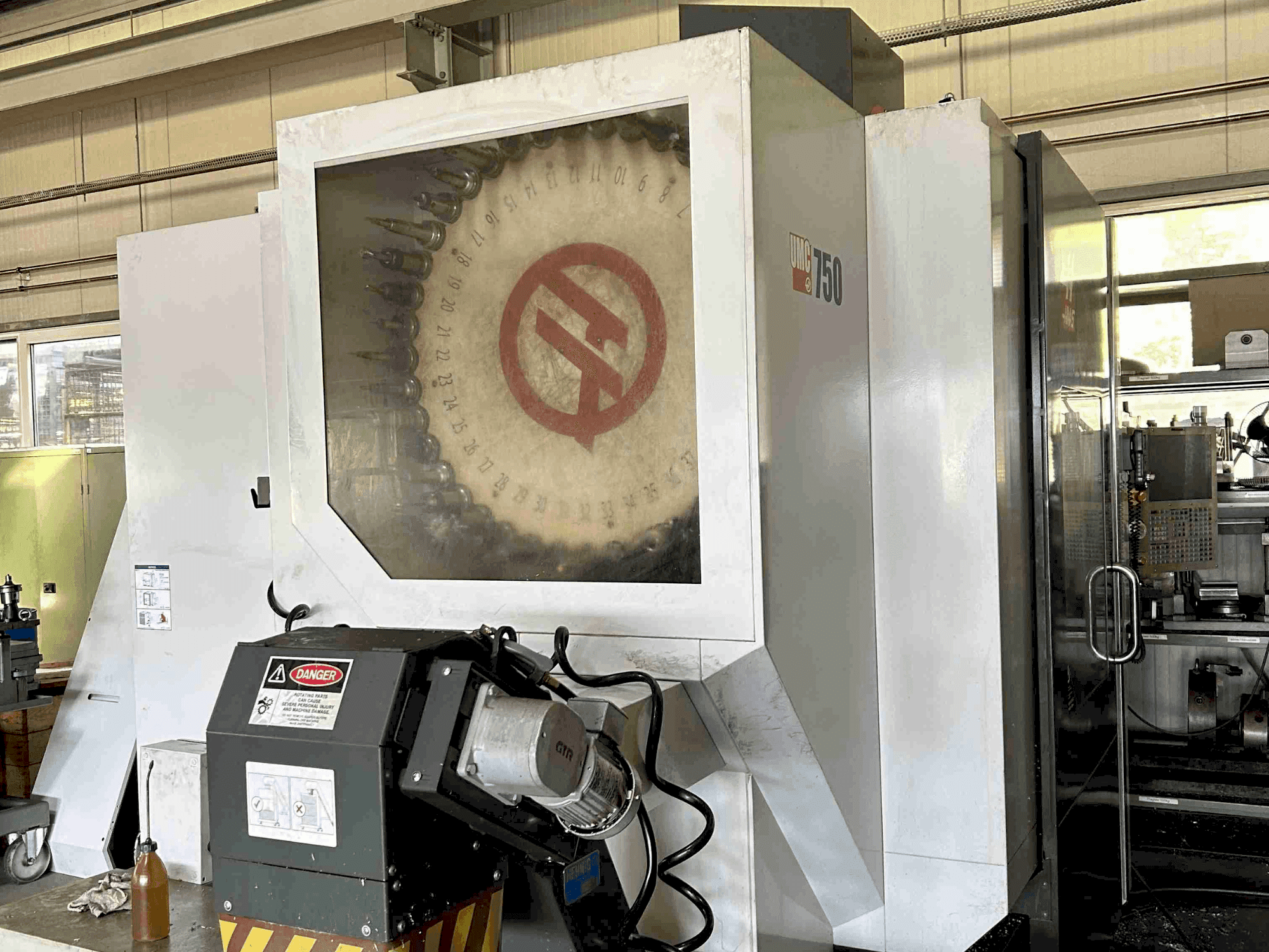 Vista frontale della macchina HAAS UMC-750