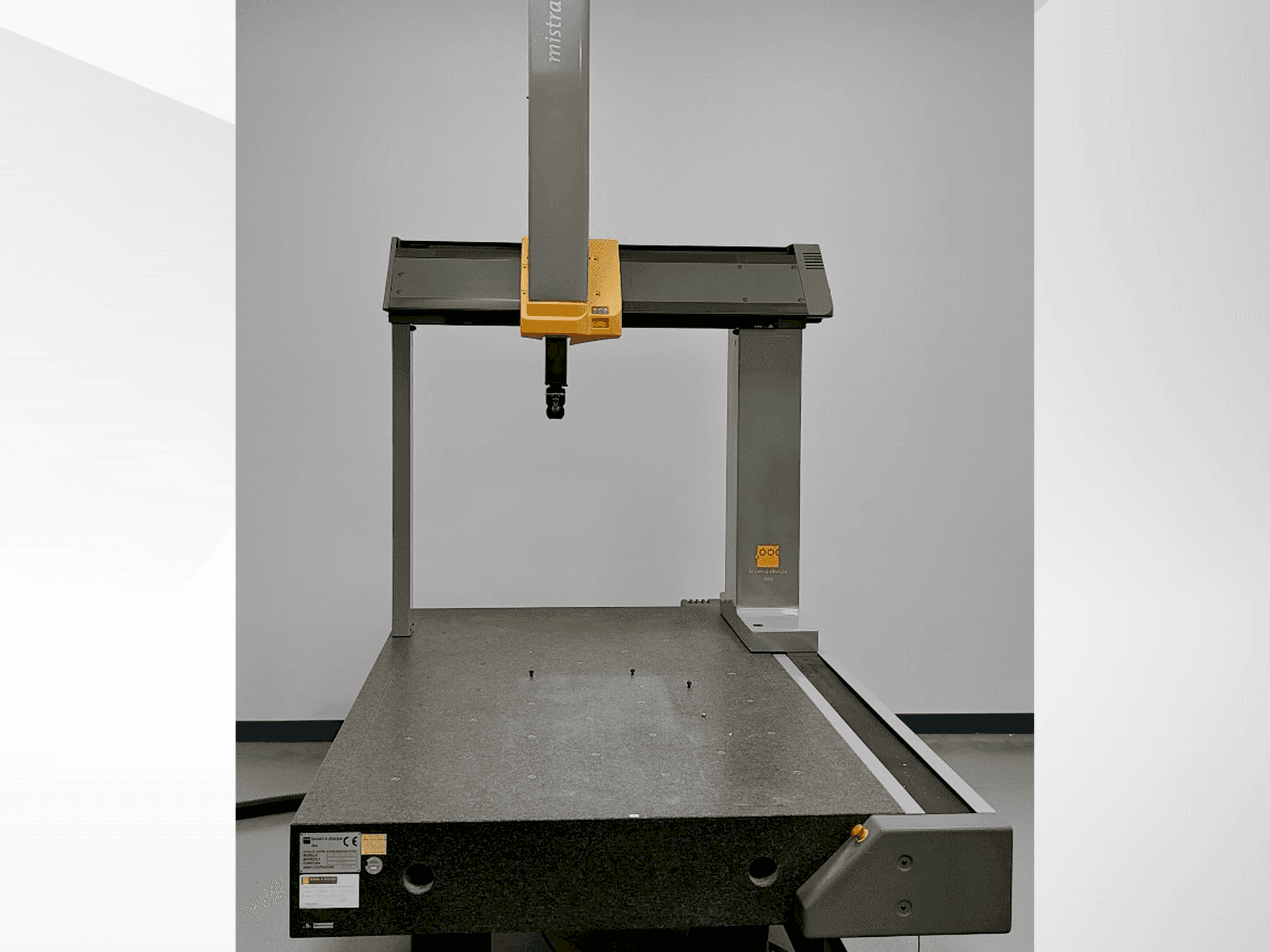 Vista frontale della macchina BROWN & SHARPE Mistral