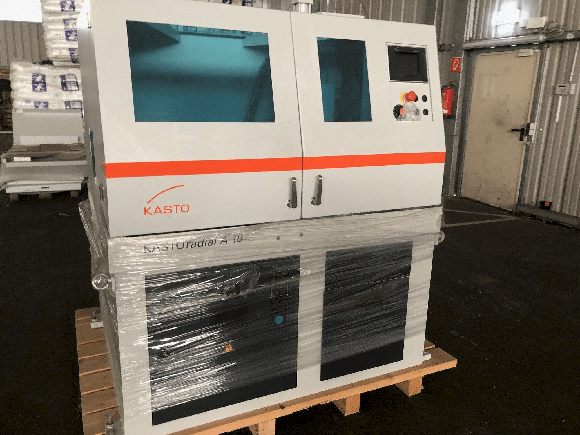 Vista frontale della macchina KASTO Radial A10