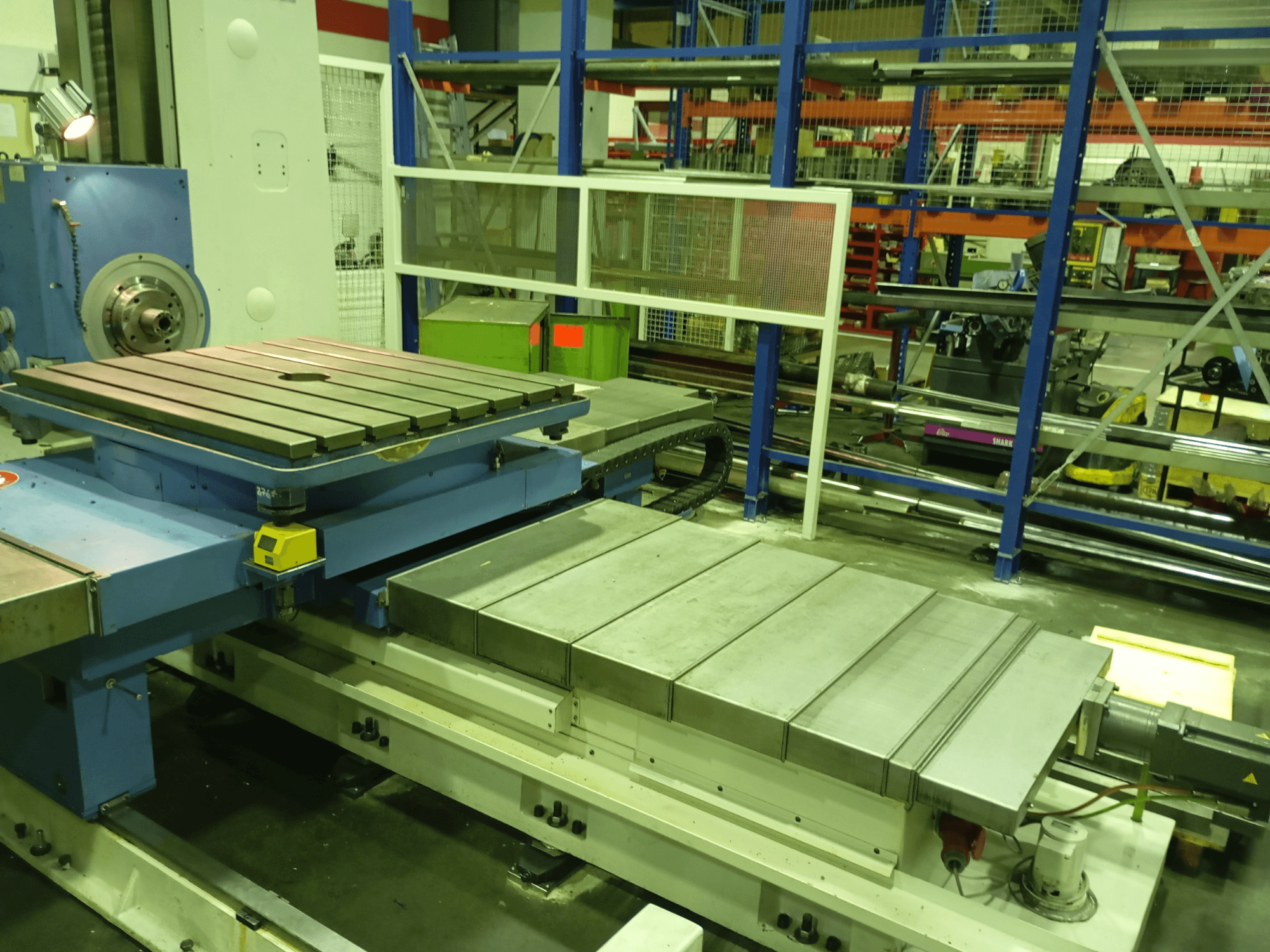 Alesatrice Union Karl Marx Stadt BFT90/5 MSC, vista frontale; presenta un ampio tavolo piatto, una base motorizzata e una struttura metallica.