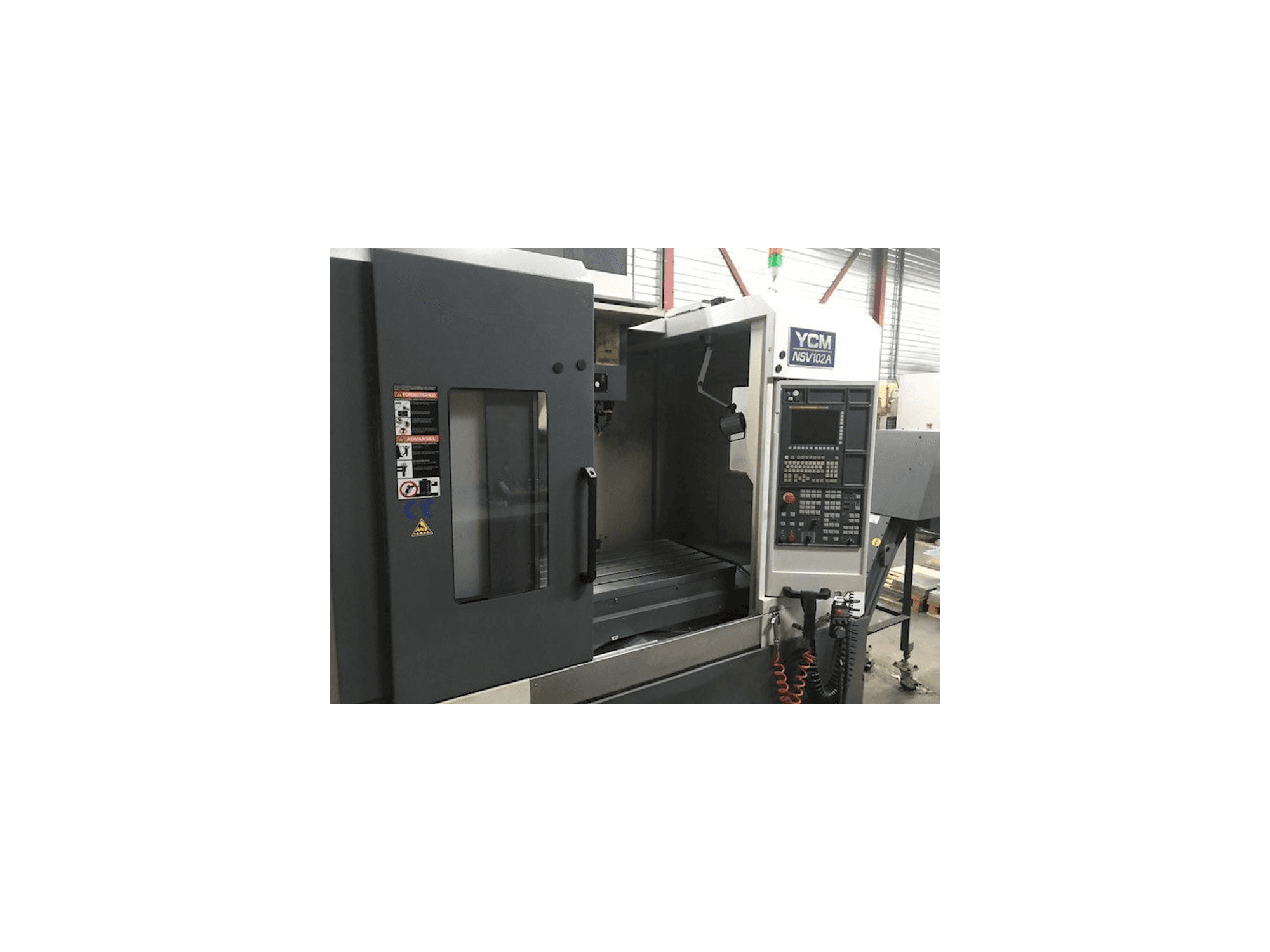 Vista frontale della macchina YCM NSV102A