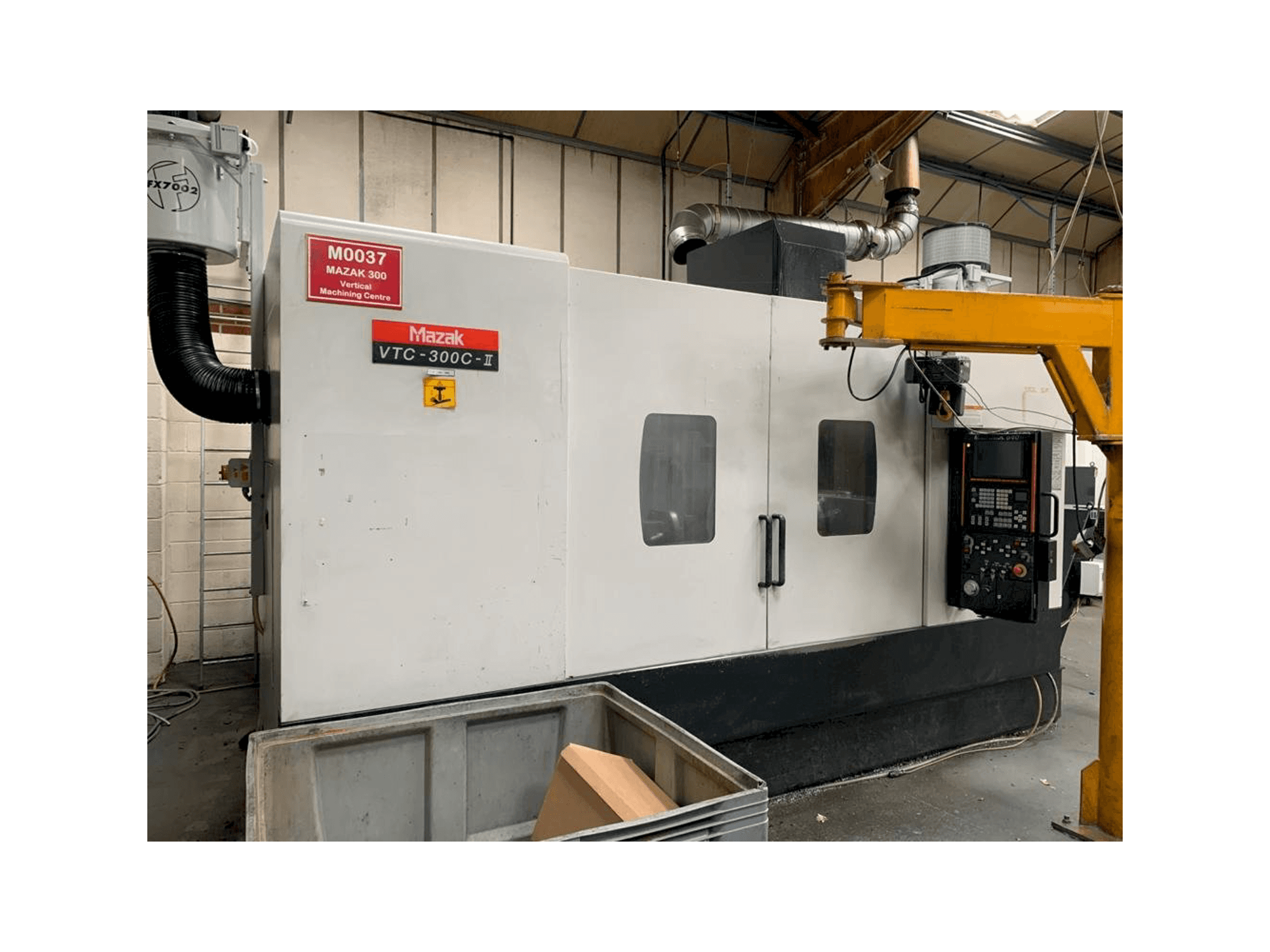 Vista frontale della macchina Mazak VTC-300C-II