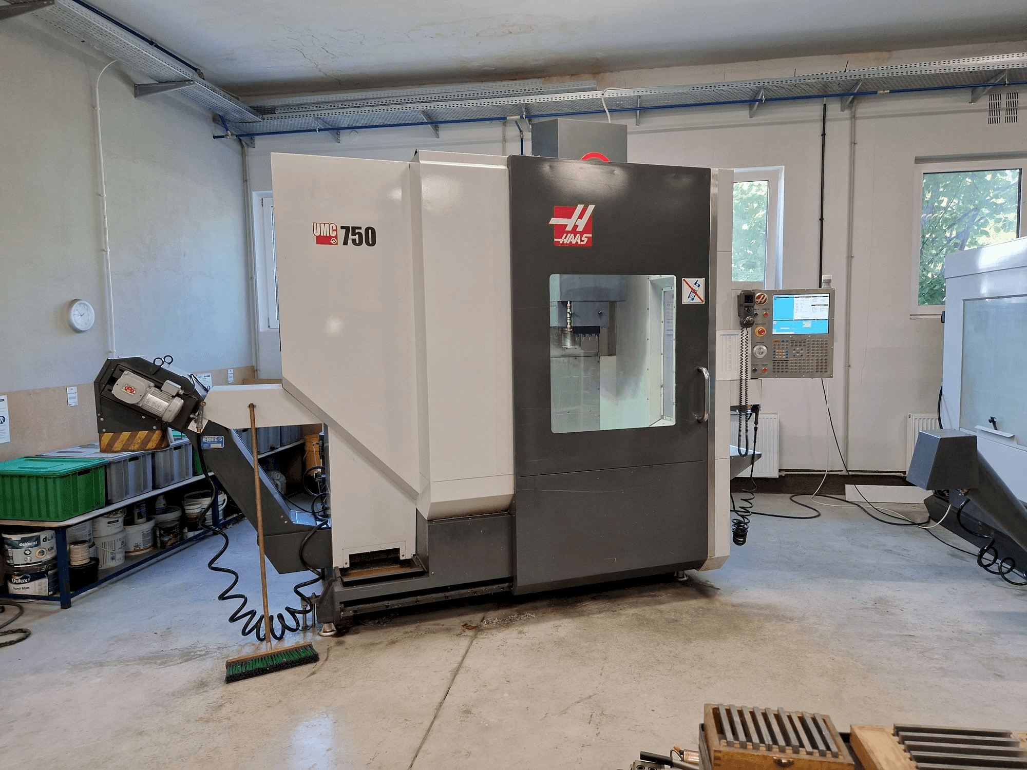 Vista frontale della macchina HAAS UMC-750