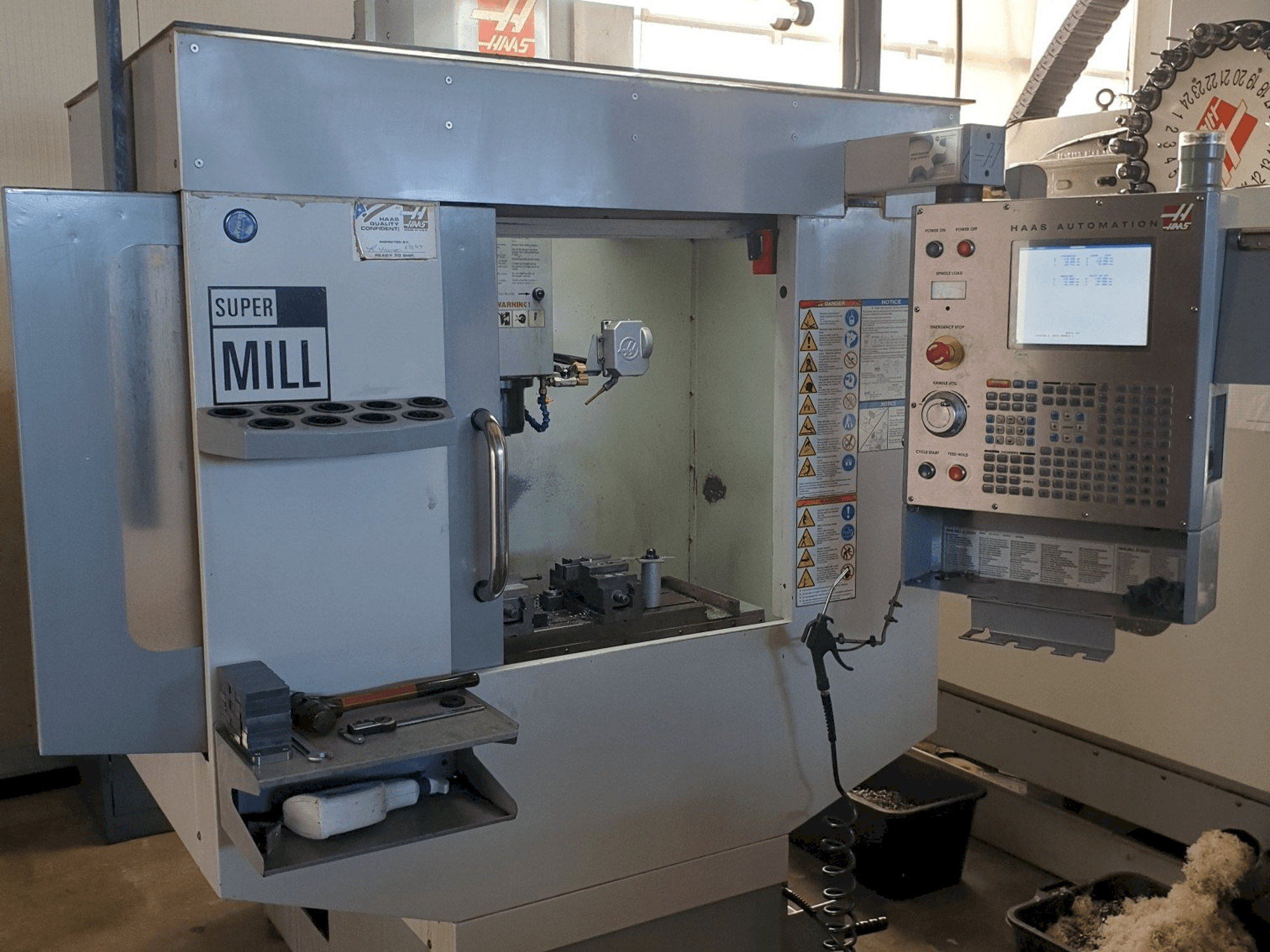Vista frontale della macchina HAAS SUPER MINI MILL