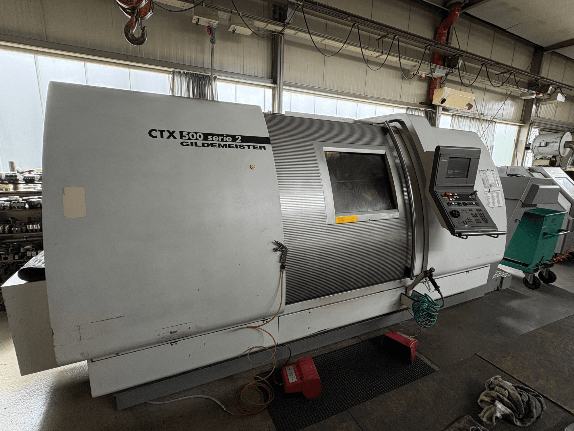 Tornio orizzontale Gildemeister CTX 500 S2, vista laterale, con dettagli del pannello di controllo e del corpo macchina.