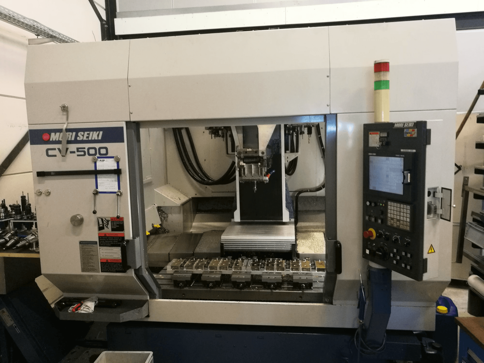 Vista frontale della macchina MORI SEIKI CV-500B