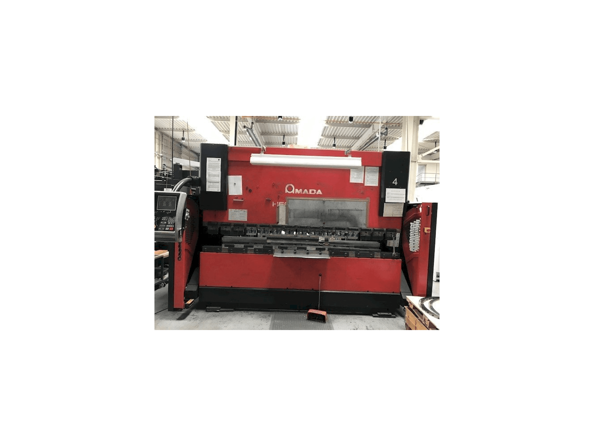 Vista frontale della macchina AMADA HFE 100-3