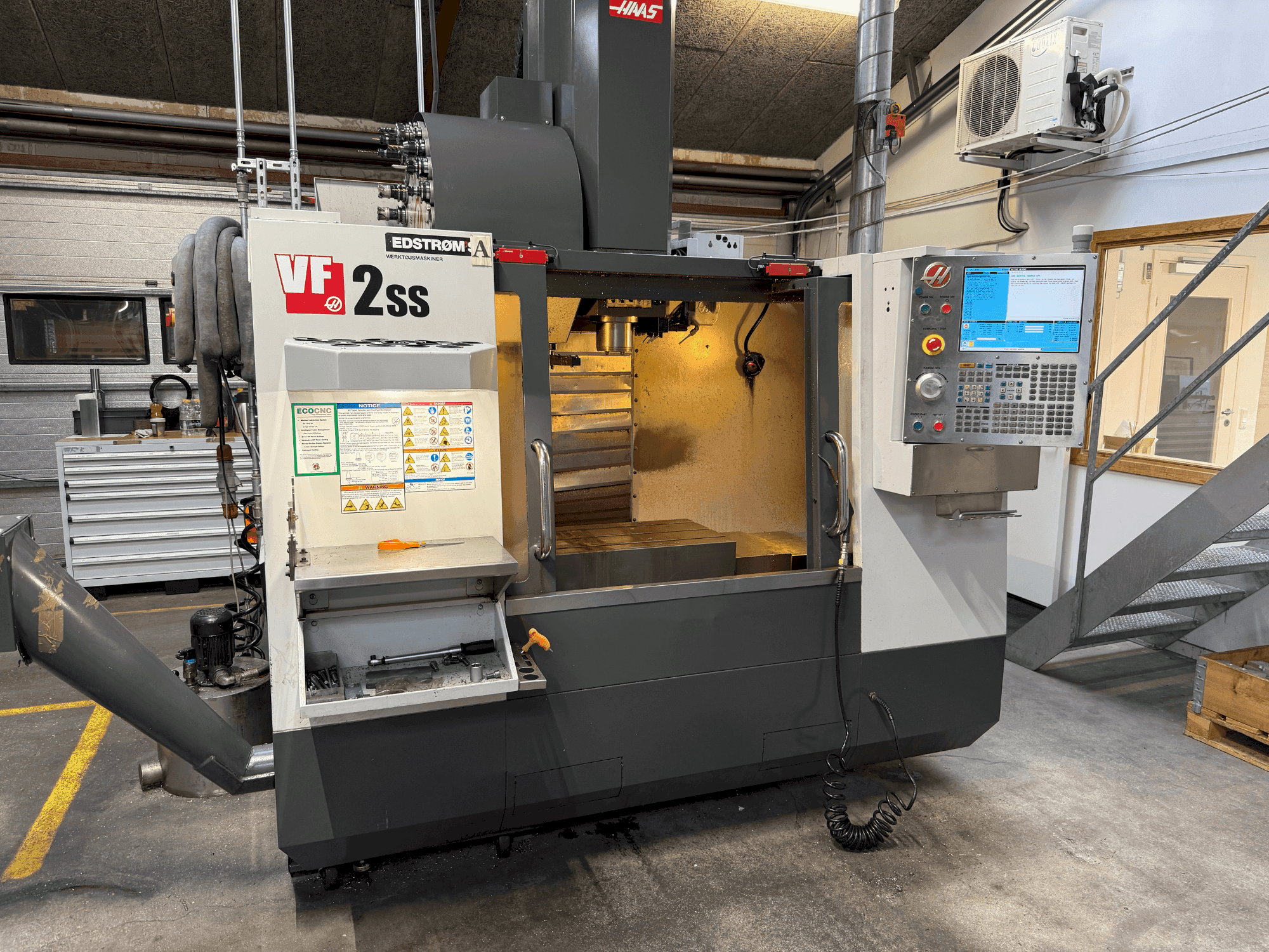 Vista frontale della macchina HAAS VF-2SS