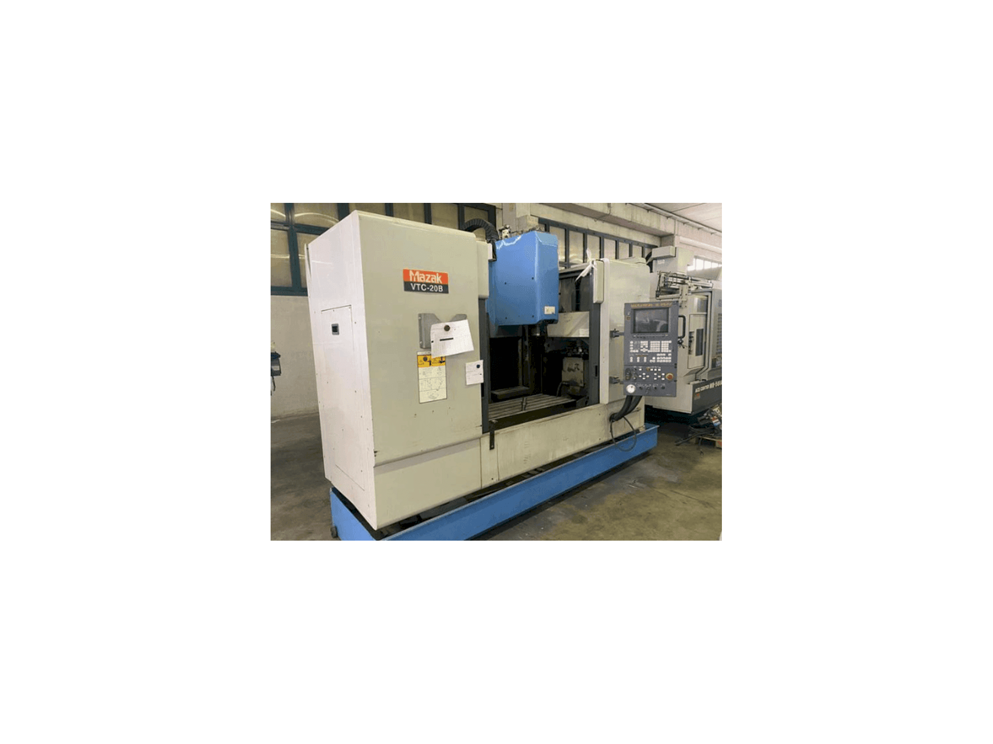 Vista frontale della macchina Mazak VTC-20B
