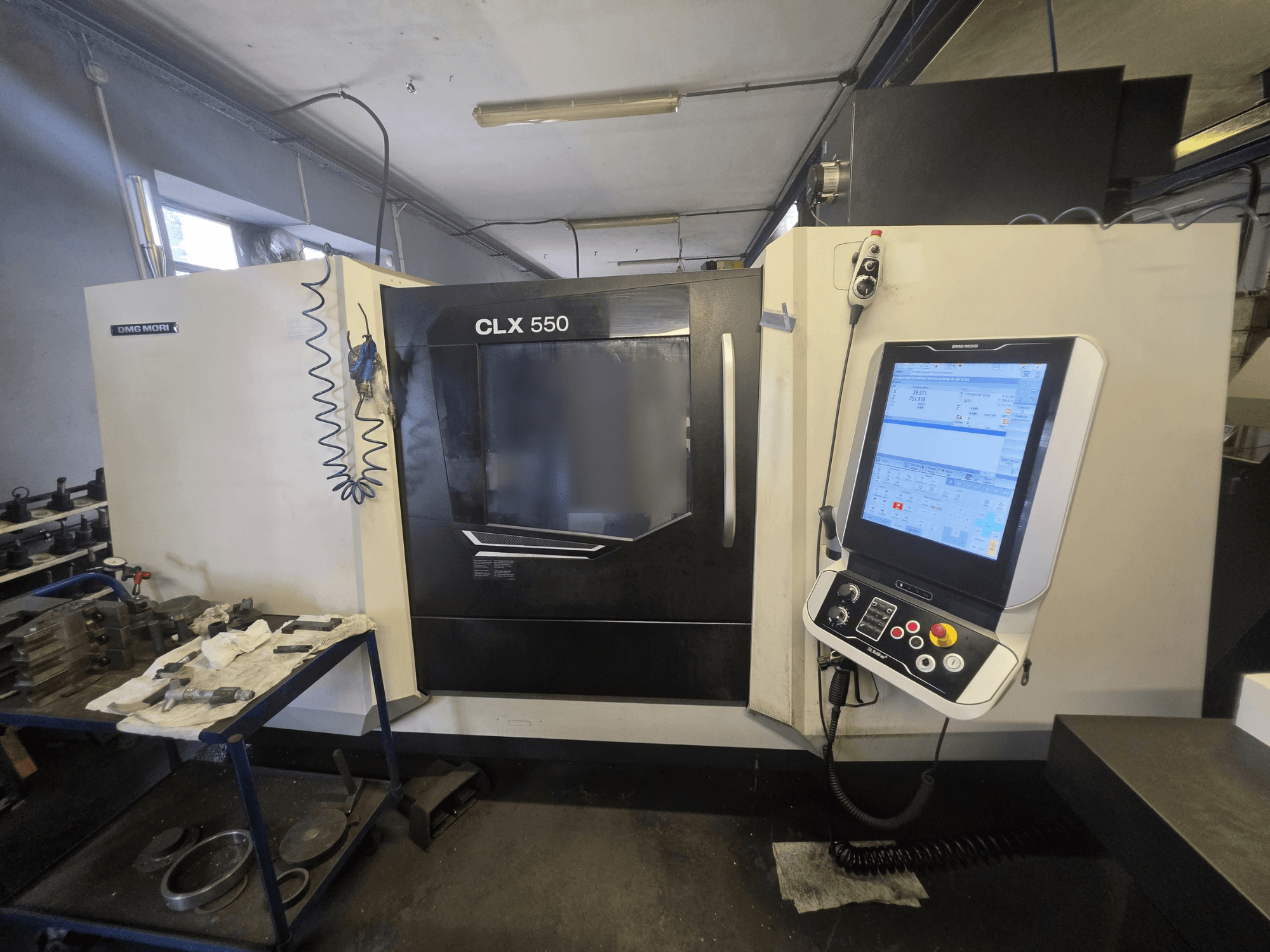 Tornio orizzontale DMG MORI CLX 550 V3, vista frontale, con pannello di controllo e area di lavoro con utensili.