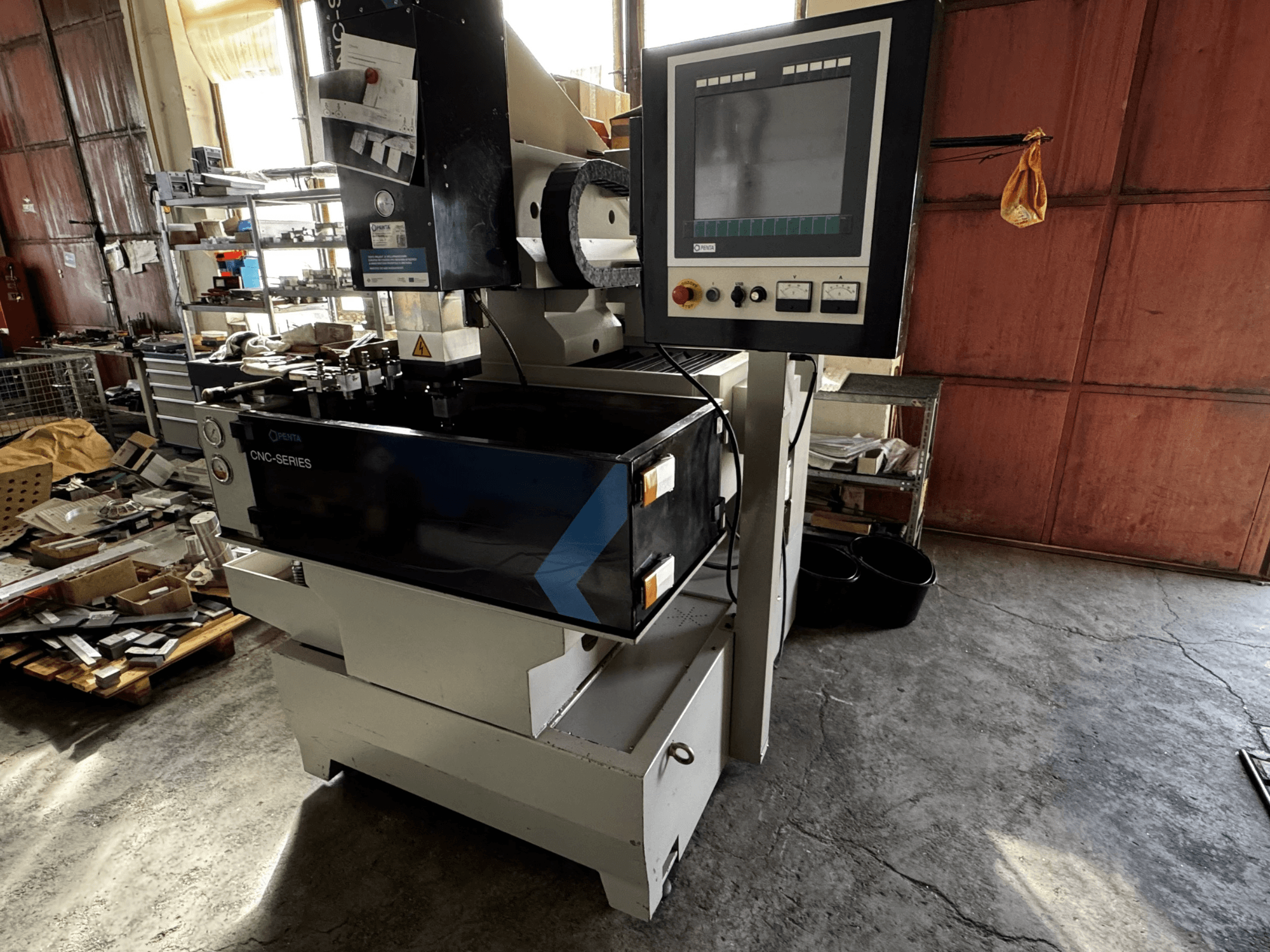 Macchina per elettroerosione a tuffo CNC PENTA 433GS, vista frontale. Mostra il pannello di controllo, il portaelettrodi e il piano di lavoro metallico.