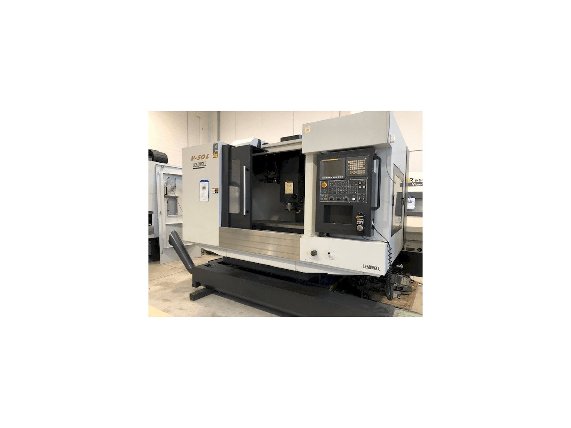 Vista frontale della macchina Leadwell V50L