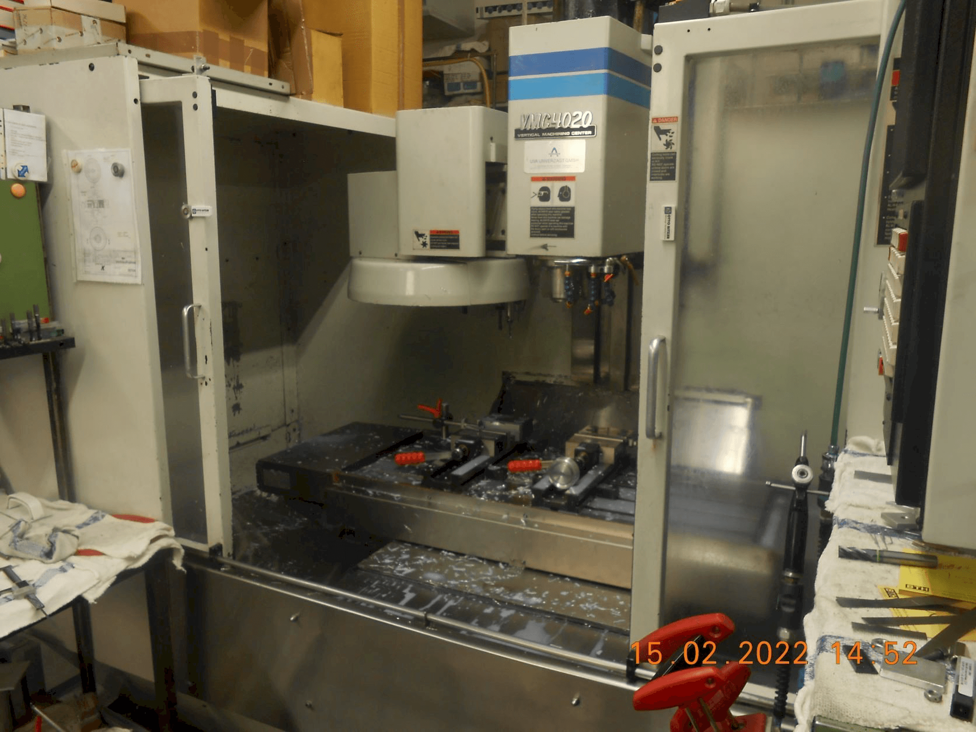 Vista frontale della macchina FADAL CNC Bearbeitungszentrum VMC 4020