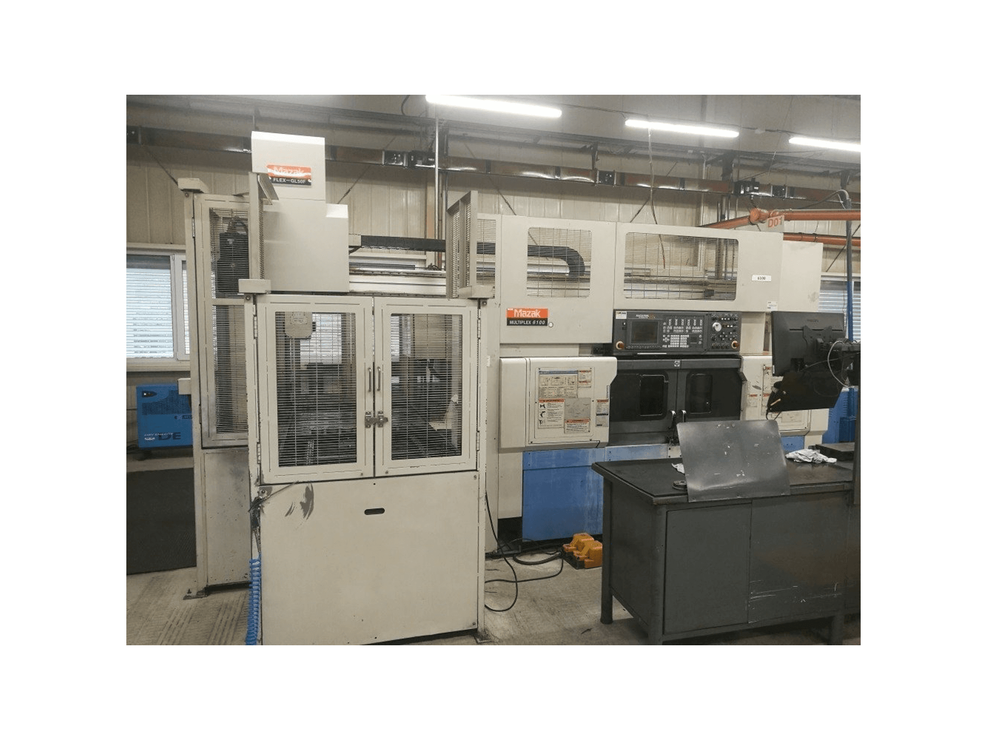 Vista frontale della macchina Mazak Multiplex 6100 + robot FLEX-GL50F