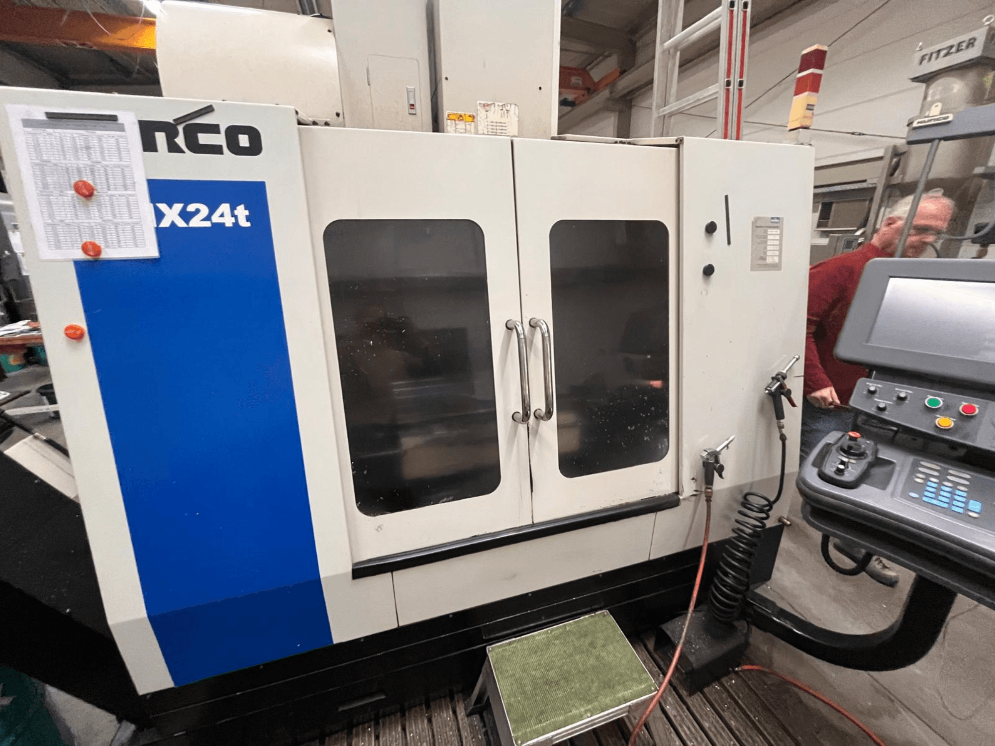 Centro di lavoro verticale di Hurco, modello VX24t, visto frontalmente con pannello di controllo e porte trasparenti.