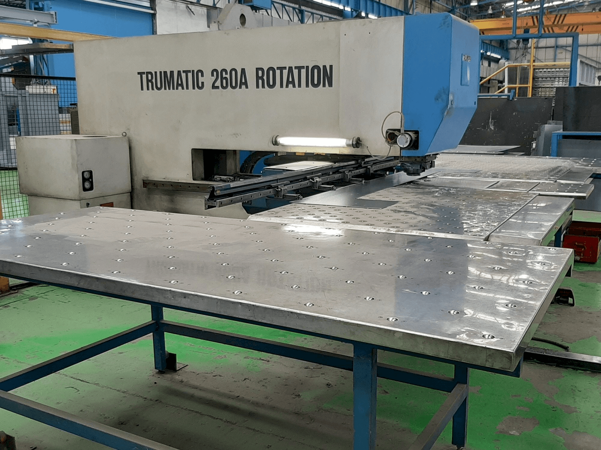 Vista frontale della macchina Trumpf Trumatic 260A Rotation