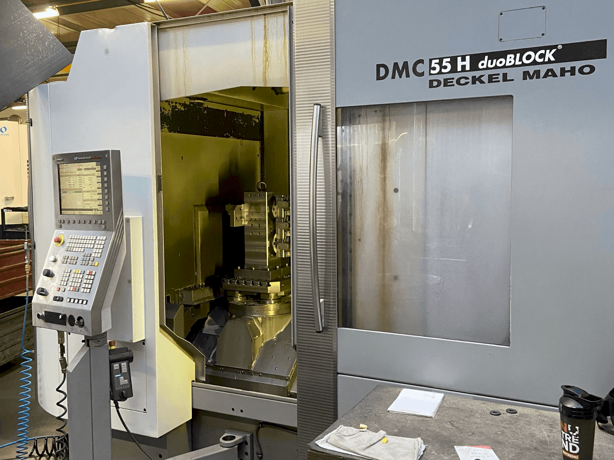 Vista frontale della macchina DECKEL MAHO DMC 55H duoBlock (2007)