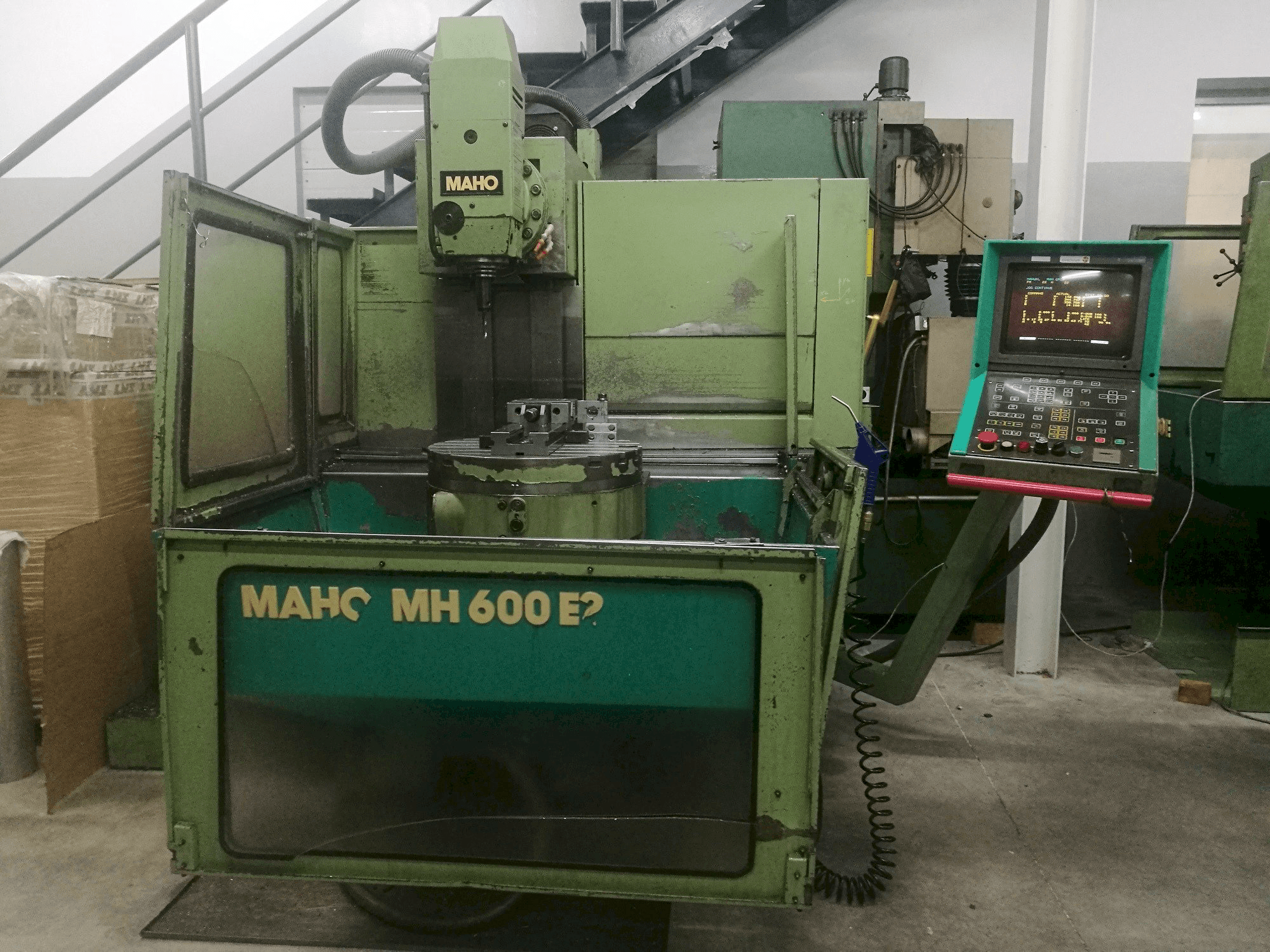 Vista frontale della macchina Maho MH 600 E2