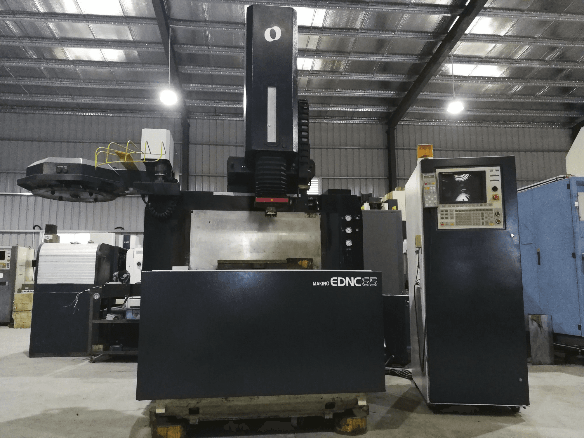 Vista frontale della macchina Makino EDNC65