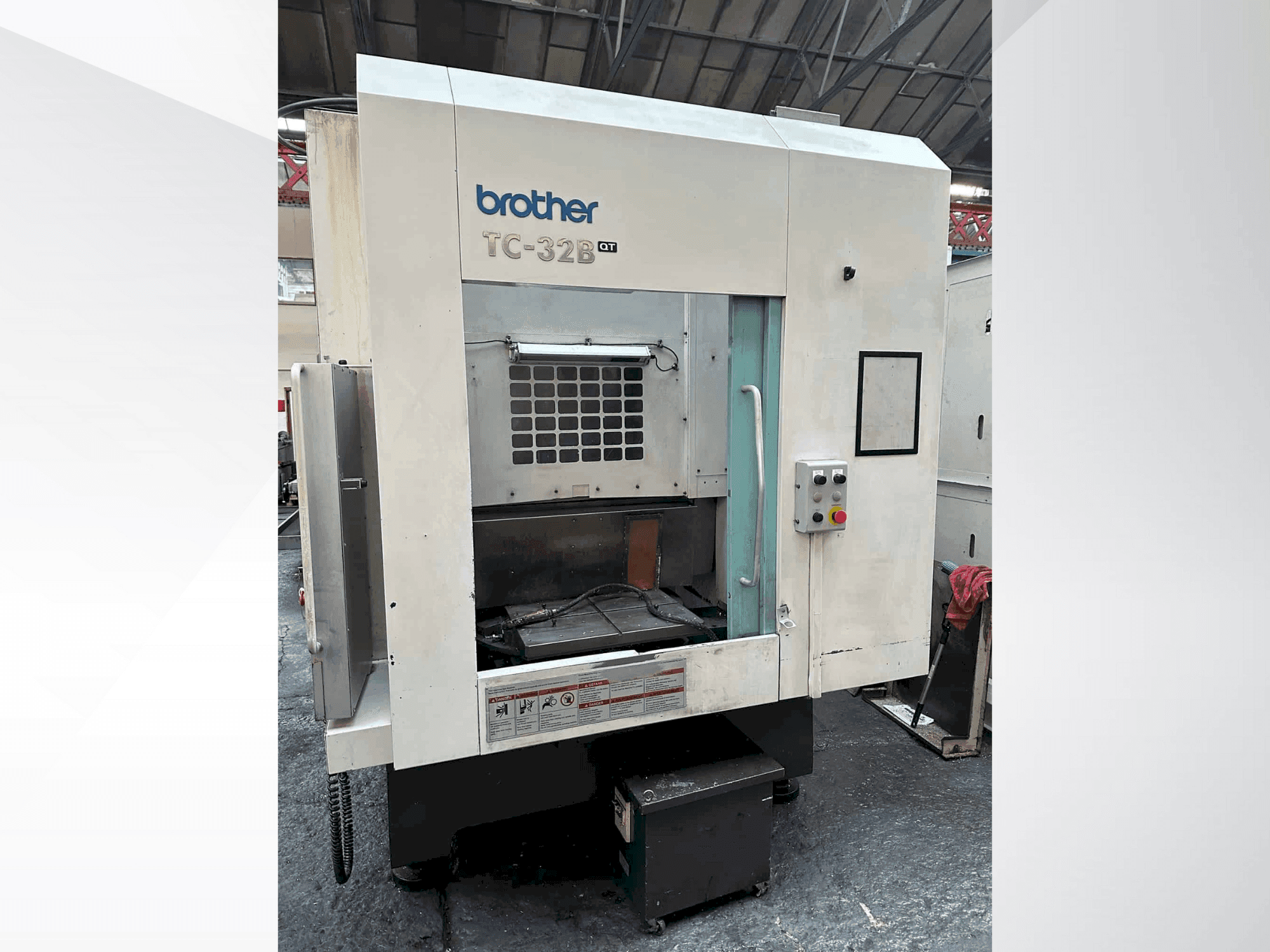Vista frontale della macchina Brother TC-32B QT