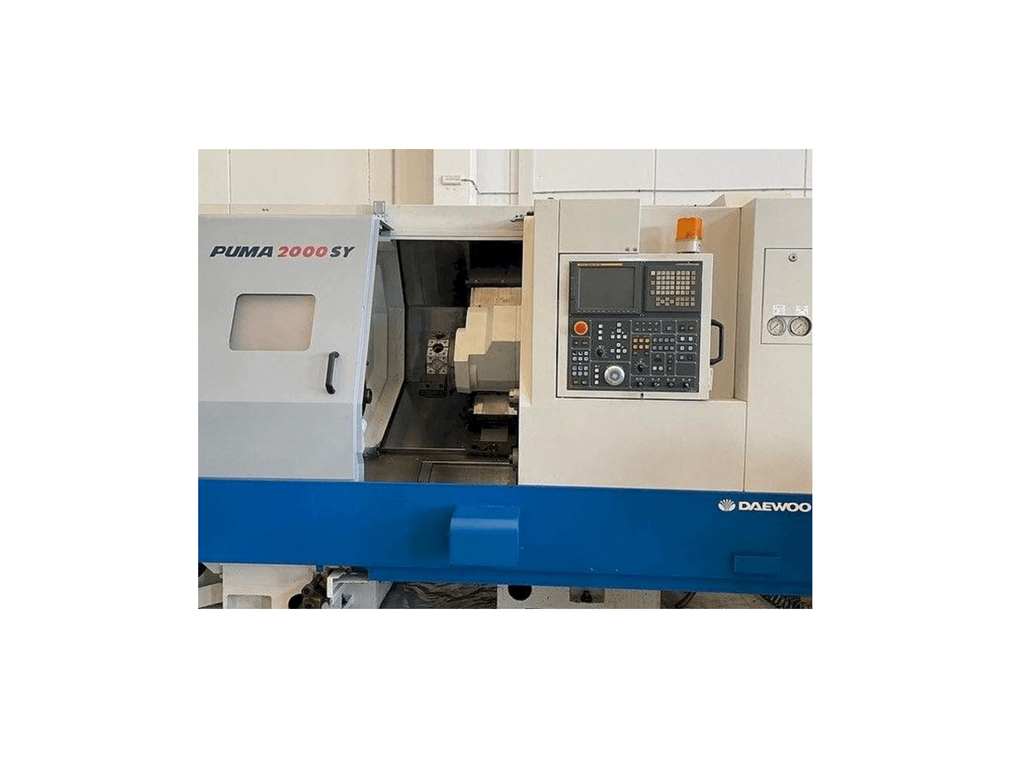 Vista frontale della macchina Doosan Puma 2000SY