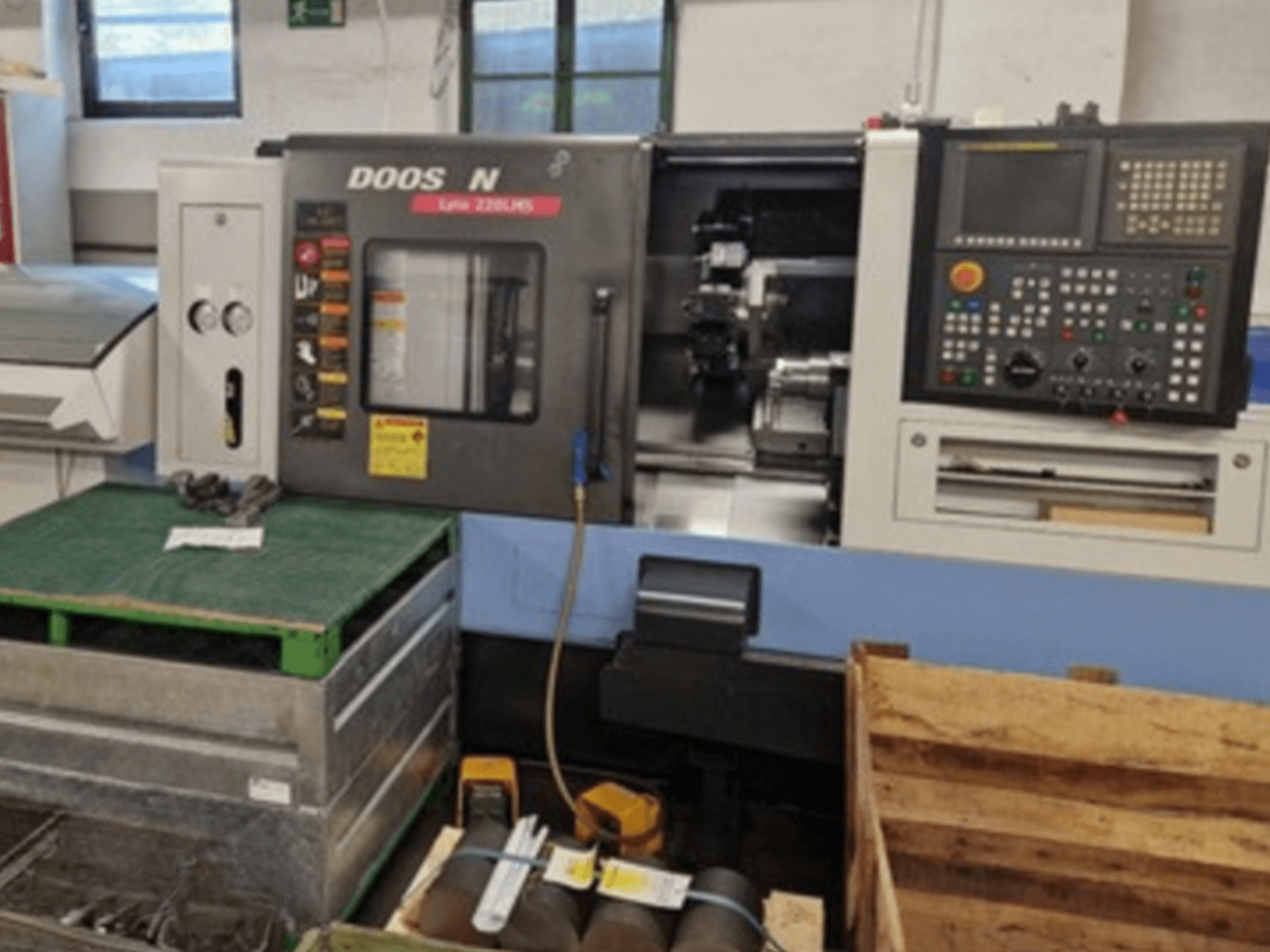 Tornio orizzontale DOOSAN Lyax 220 LMS in vista frontale, con pannello di controllo, utensili e area di lavoro.