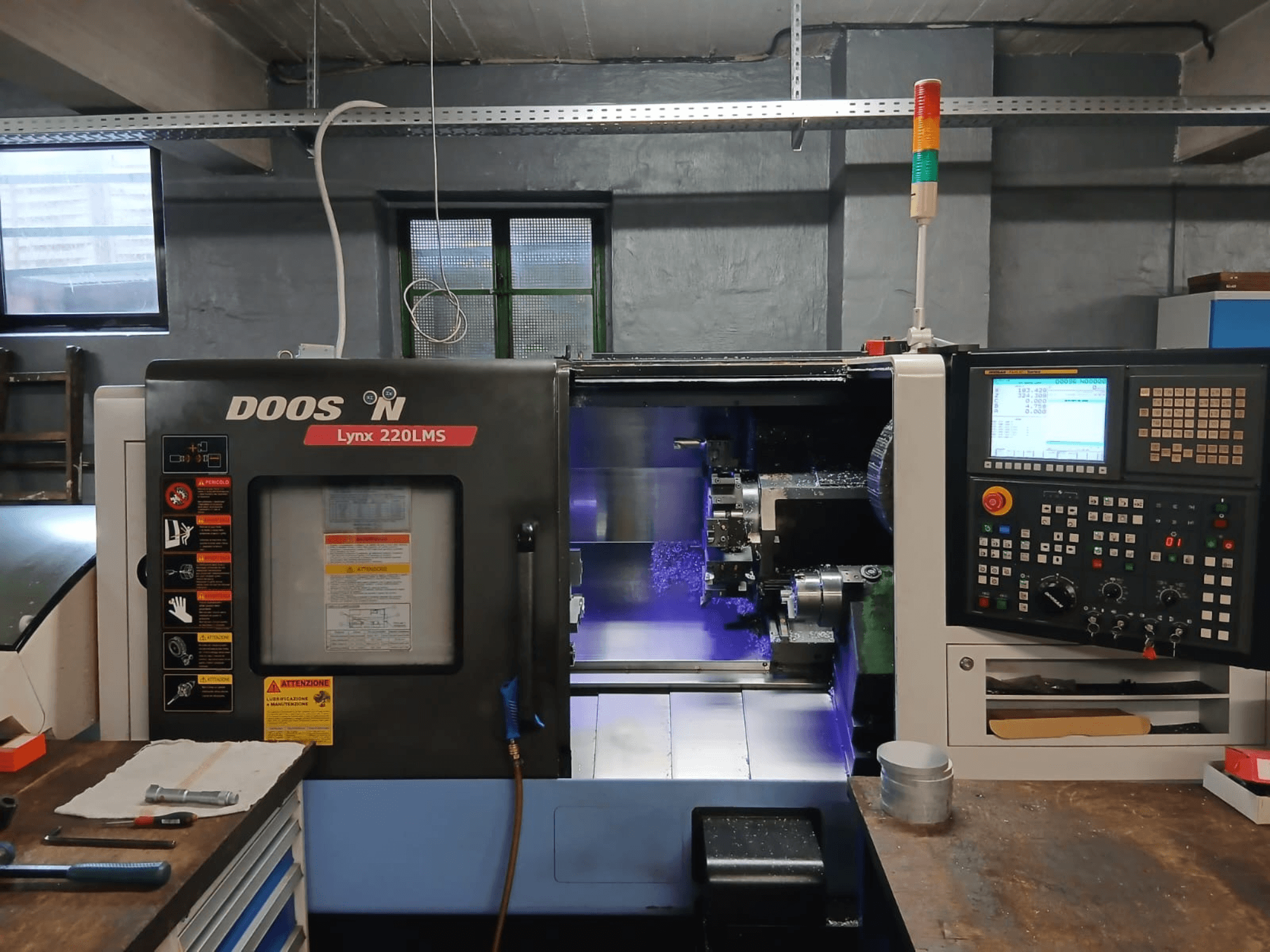 Tornio orizzontale DOOSAN Lynx 220 LMS, vista frontale, con pannello di comando e area di lavorazione visibile.