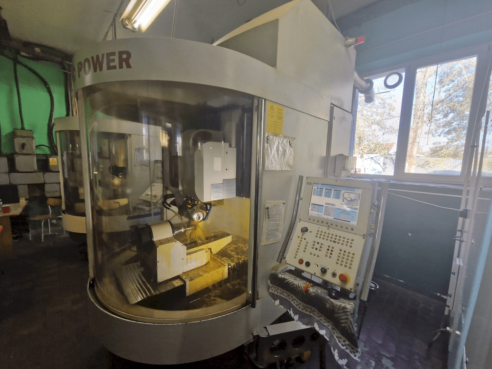 Vista frontale della macchina WALTER Helitronic Power