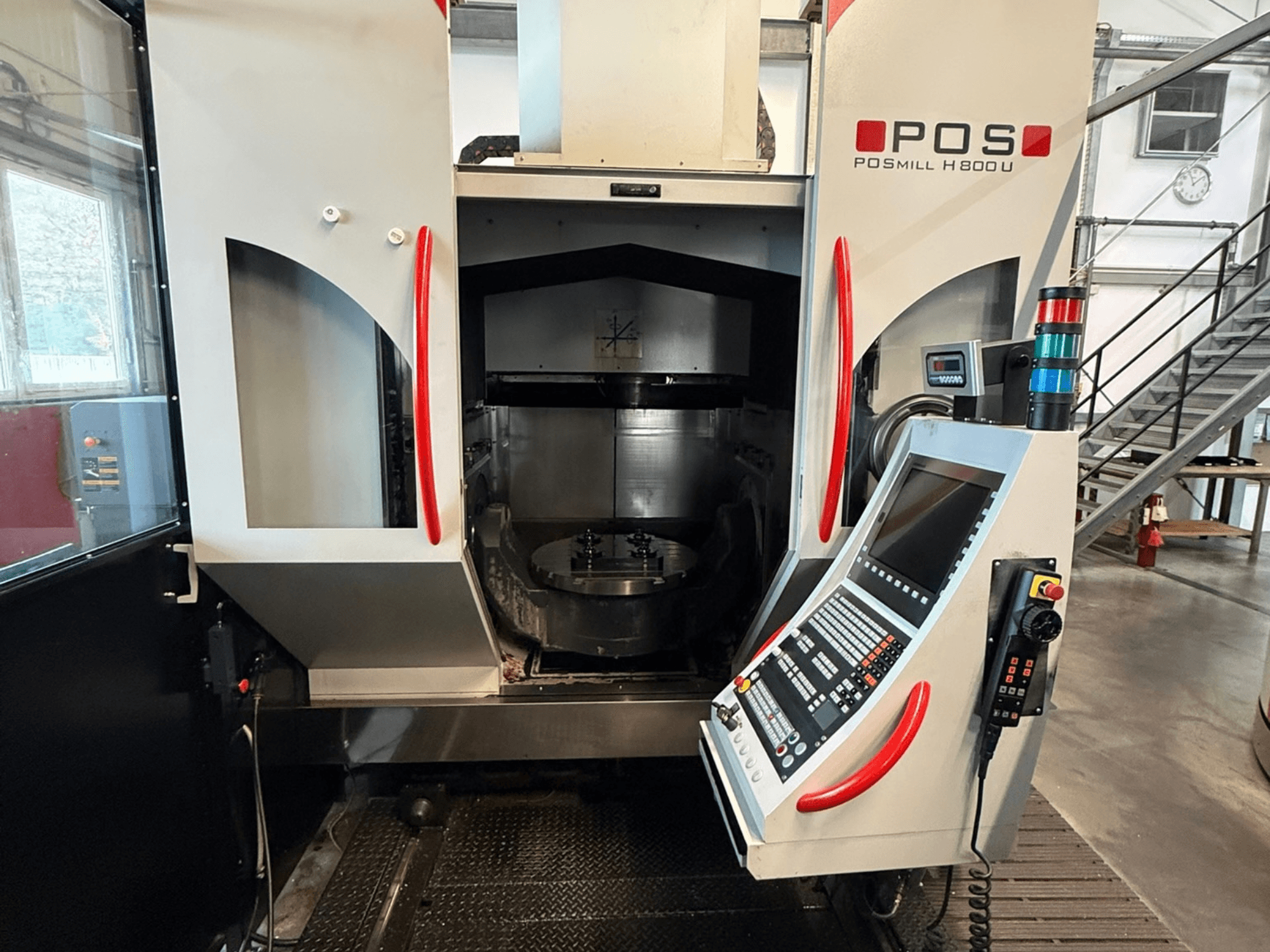 Centro di lavorazione verticale POSmill H 800 U, vista frontale che mostra il pannello di controllo e l'accesso libero all'area di lavoro.