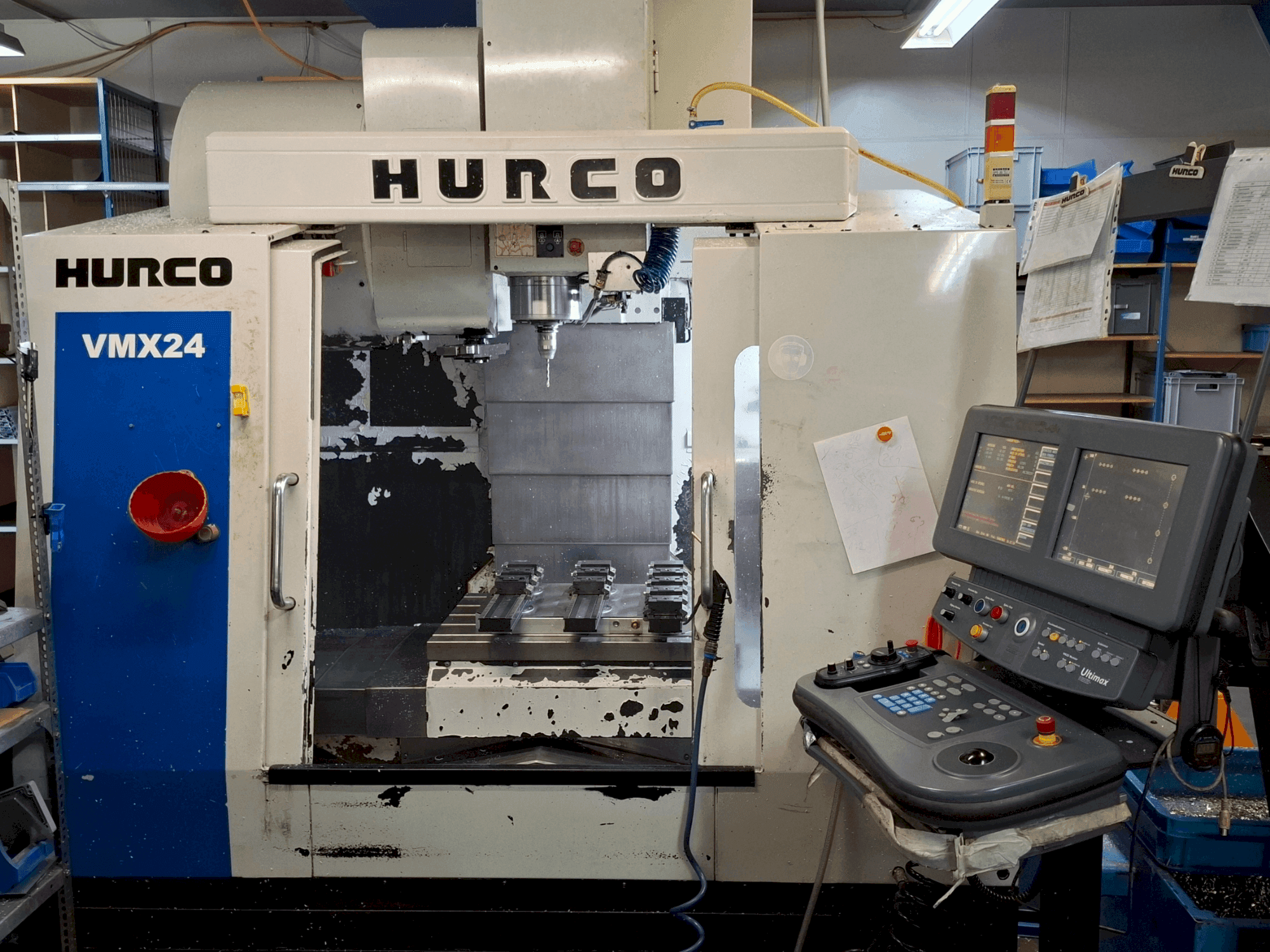 Vista frontale della macchina Hurco VMX24