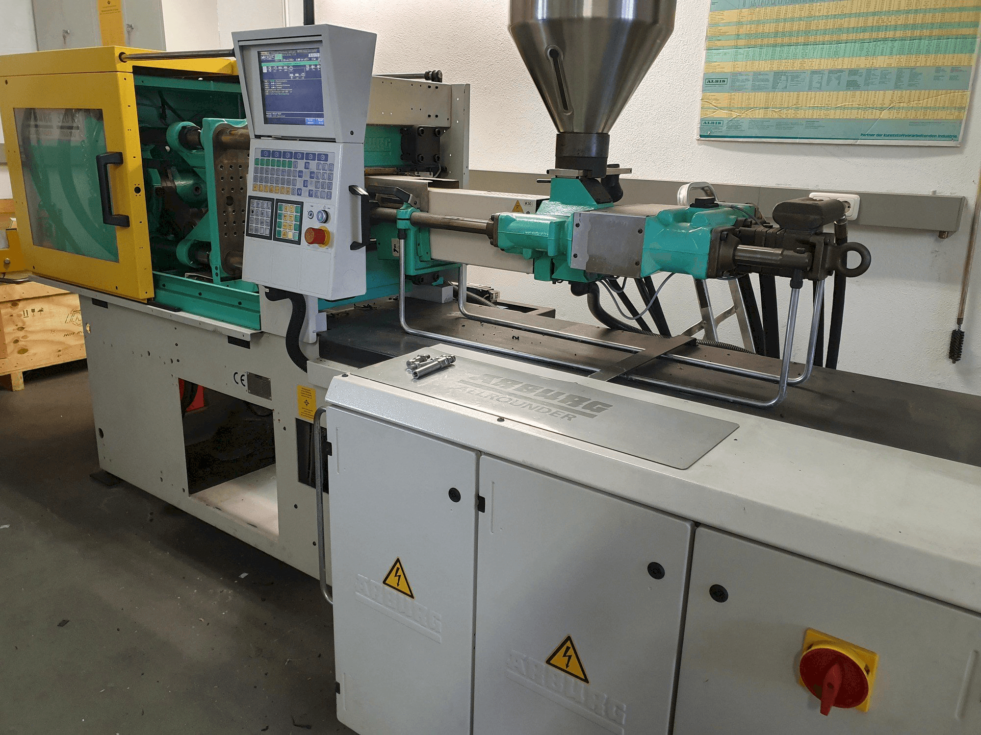 Vista frontale della macchina Arburg Allrounder 320 KS 700-100