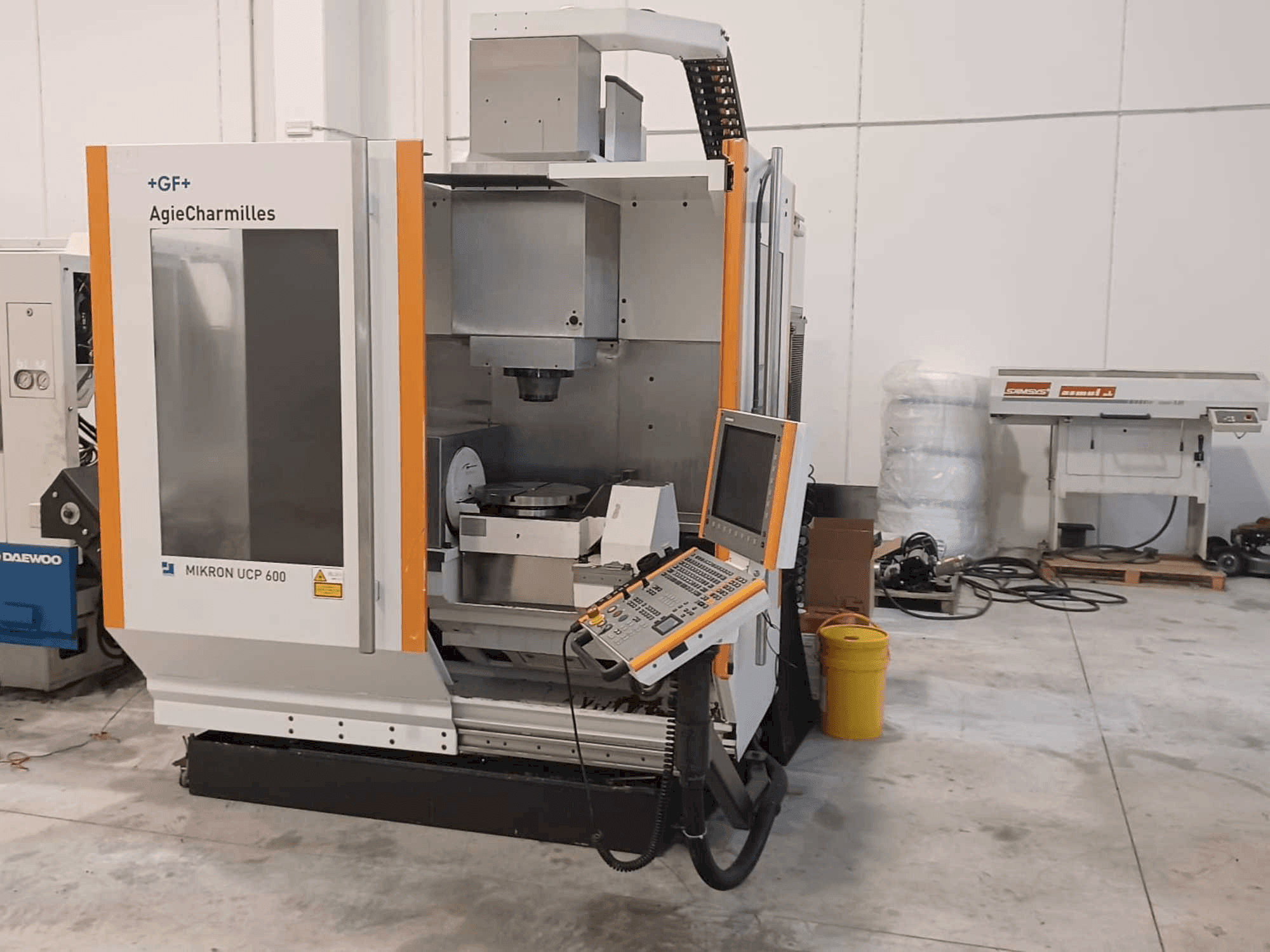 Vista frontale della macchina AgieCharmilles Mikron UCP 600